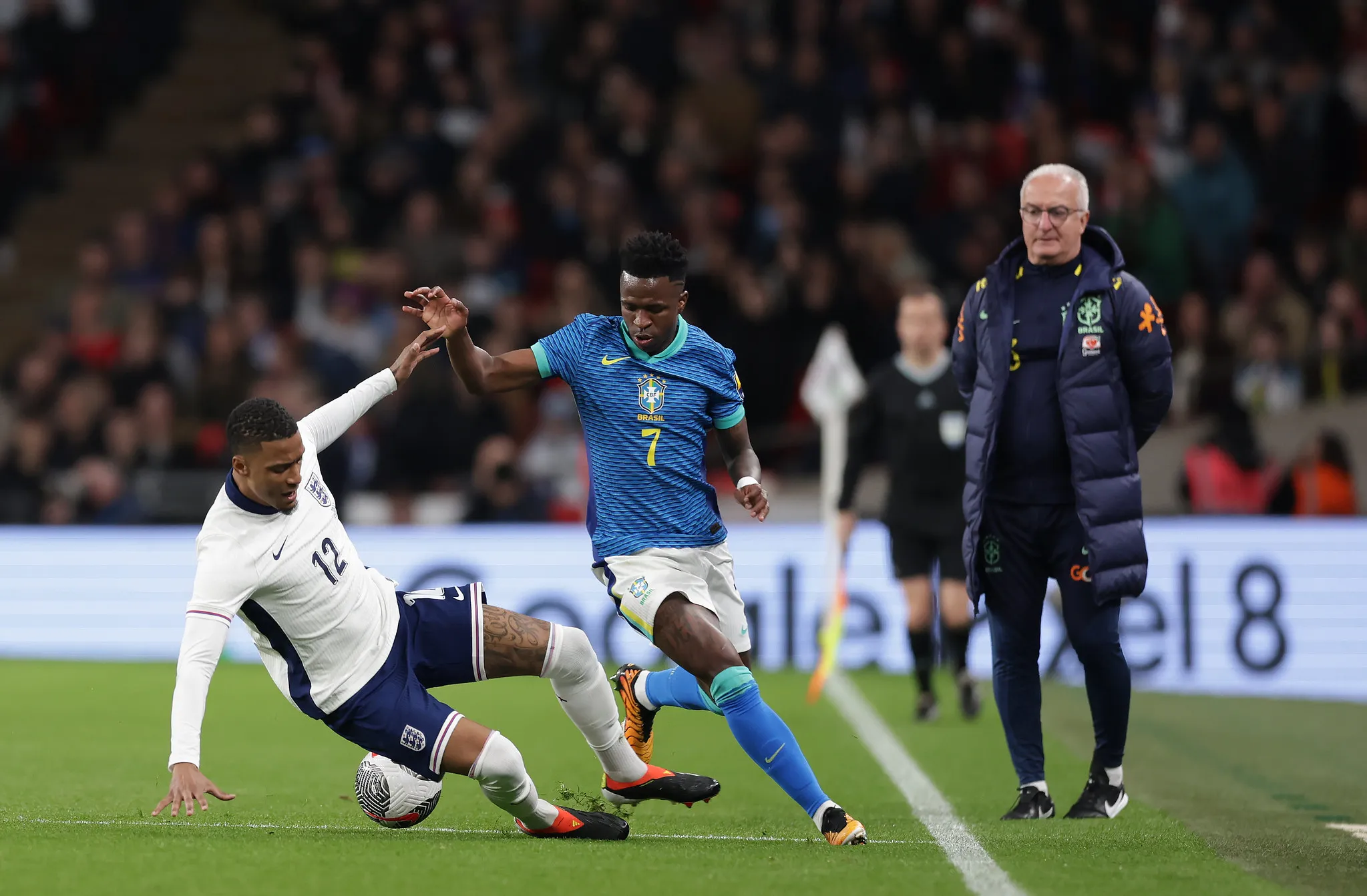 Vinicius Jr. fez diversas jogadas de velocidade na partida