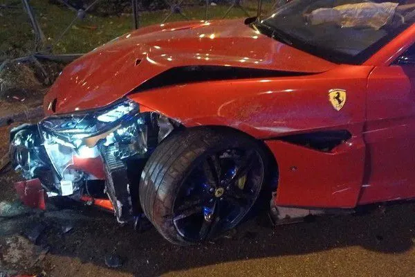 Imagem ilustrativa da imagem Esposa de ex-Benfica 'come água' e destrói Ferrari