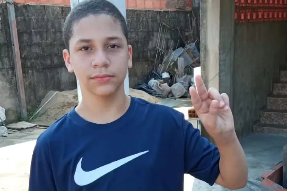 Carlos Teixeira morreu após ser agredido na escola