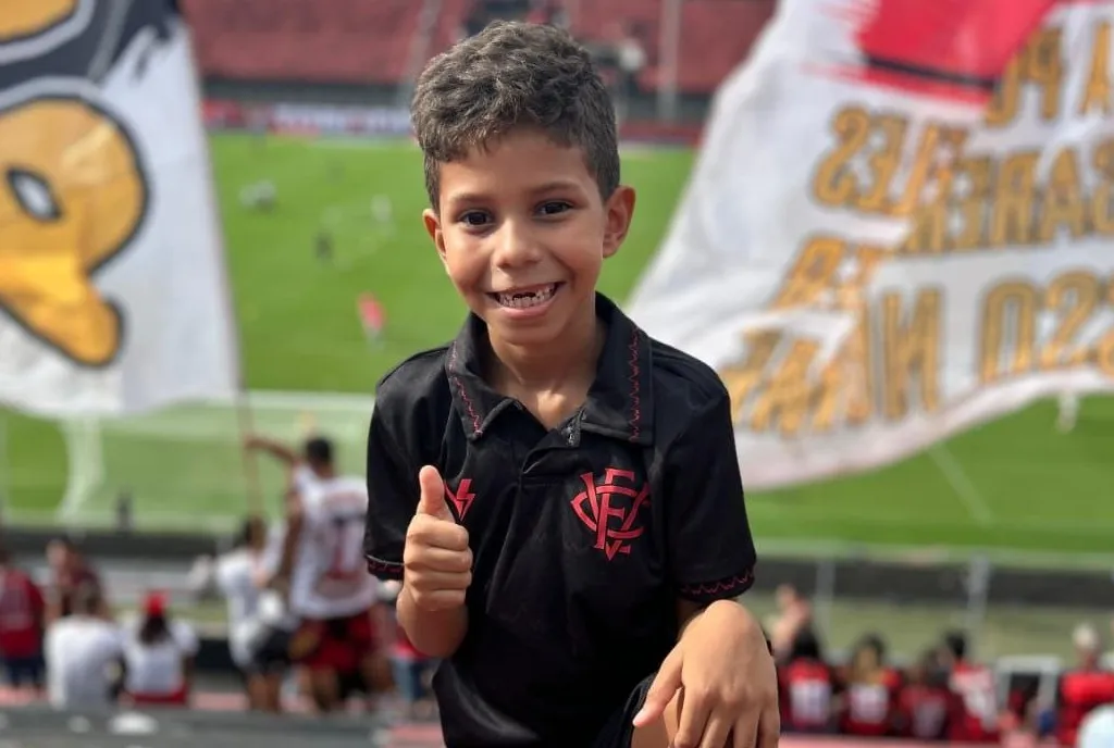 Arthur Correia, tem 7 anos, é o filho mais novo e apaixonado pelo Vitória