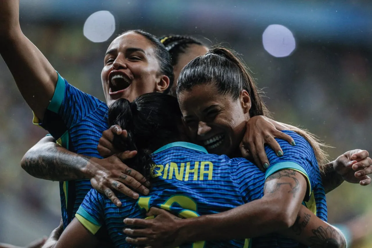 Debinha, Jheniffer e Marta marcaram para o time verde e amarelo