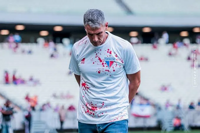 Vojvoda usa camisa com marcas de sangue