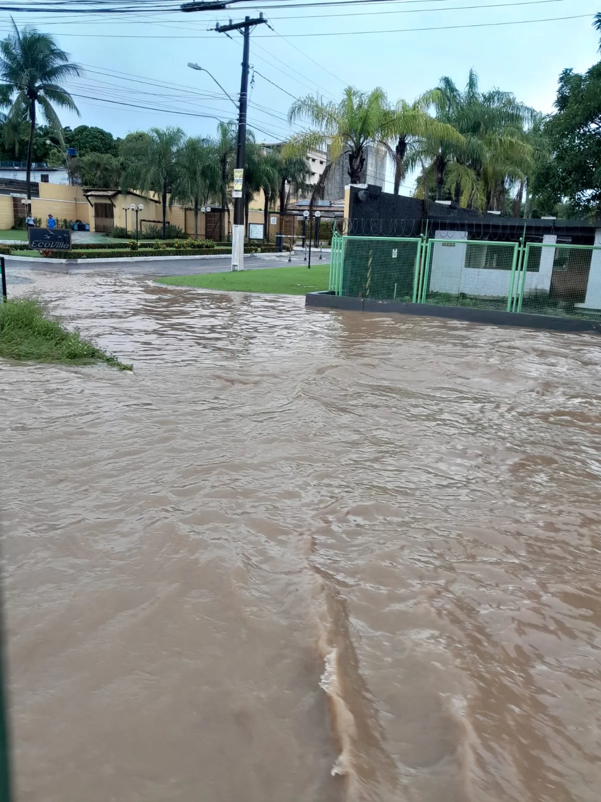 Estrada do Coco alagada nesta manhã