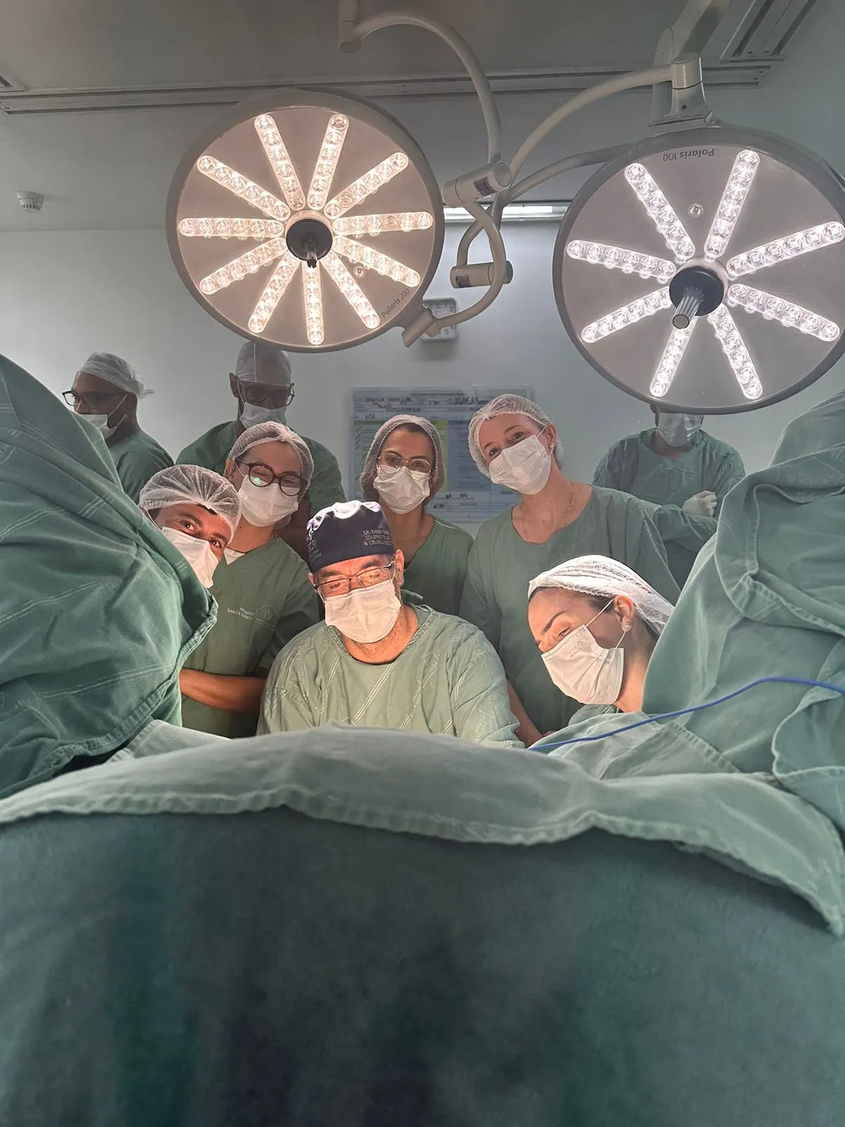 A equipe médica realizou a retirada do tecido de gordura da paciente por meio de uma lipoaspiração