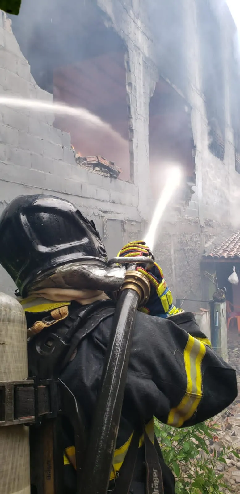 Bombeiros tiveram grande trabalho para conter chamas