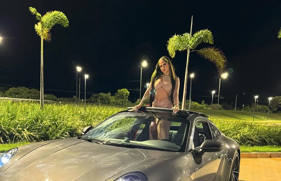 Imagem ilustrativa da imagem Influenciadora Ray Marcelle sofre acidente de Porsche na estrada