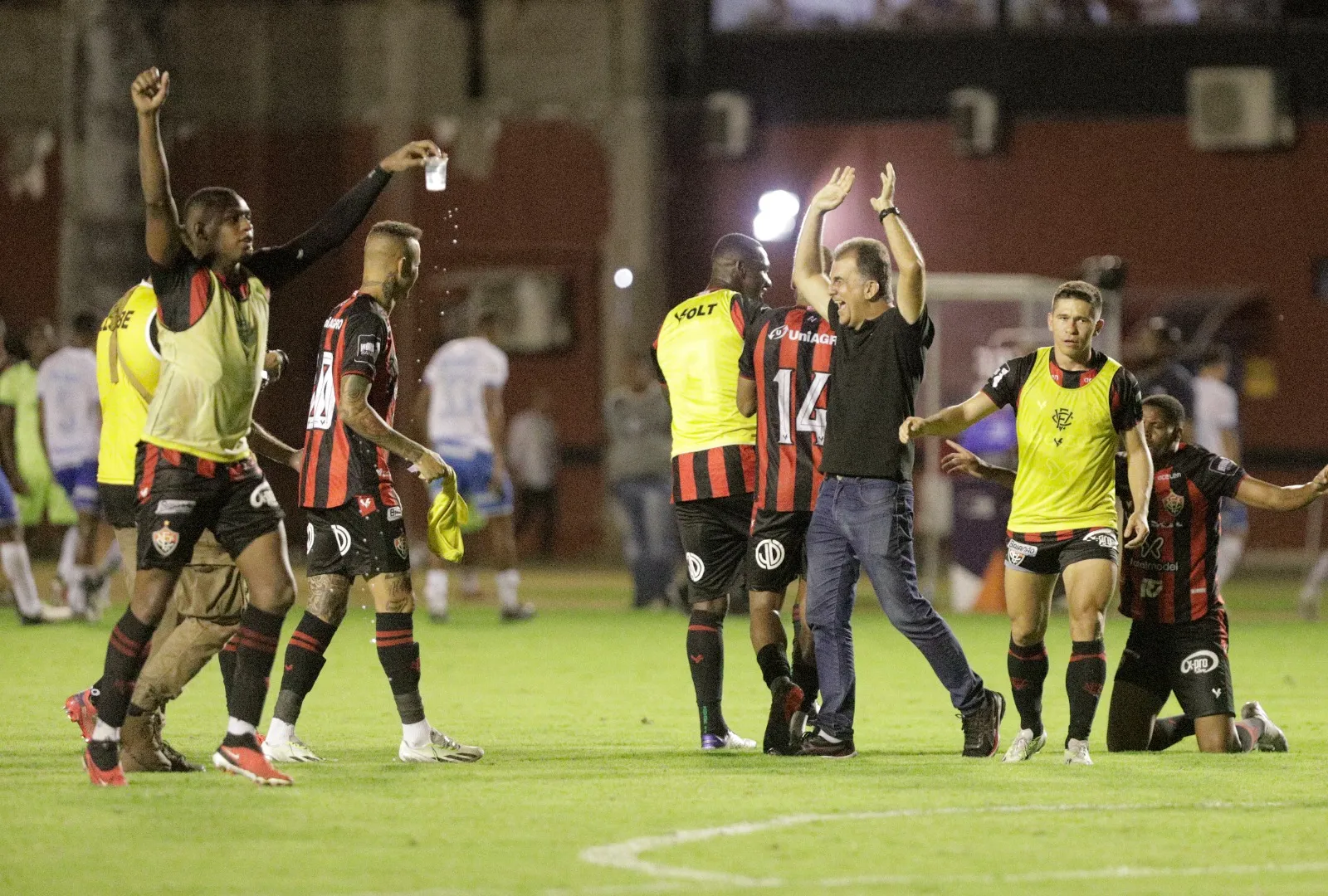 Equipe Rubro-negra celebra virada em cima do Bahia