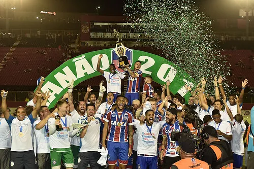 Tricolor de Aço erguendo troféu no Barradão, em 2018