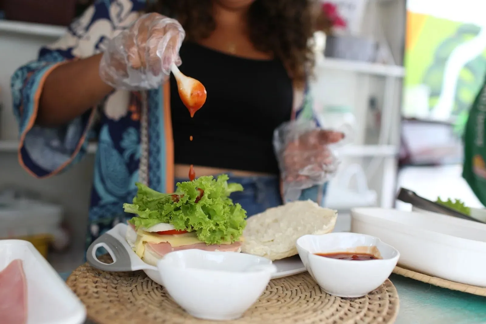 É um molho tradicional, de tomate, mas com um toque de pimenta rosa