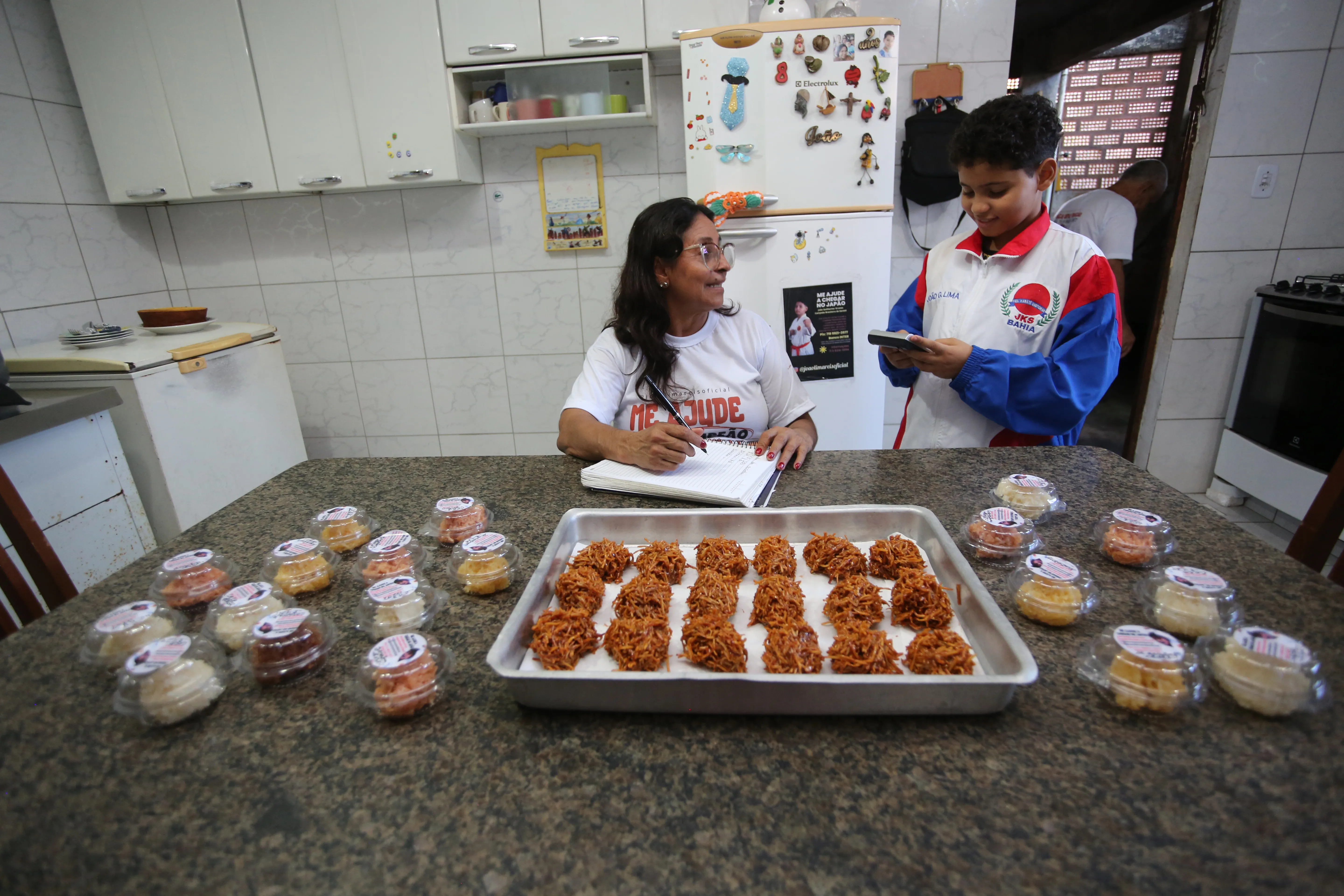 Dona Nalva faz e vende doces para custear a viagem