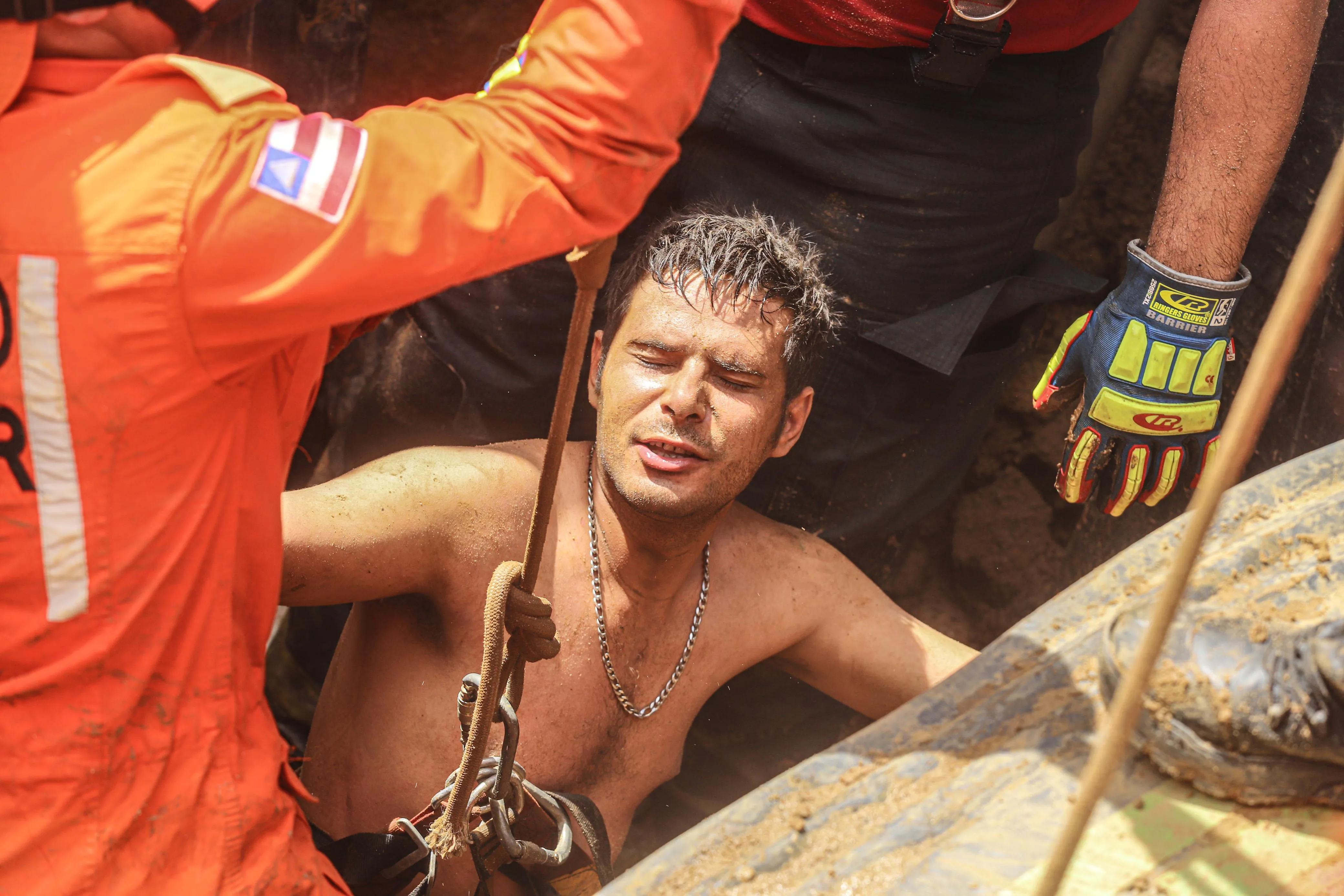 Imagem ilustrativa da imagem Operário cai em tubulação de Pernambués e fica preso em rede de esgoto