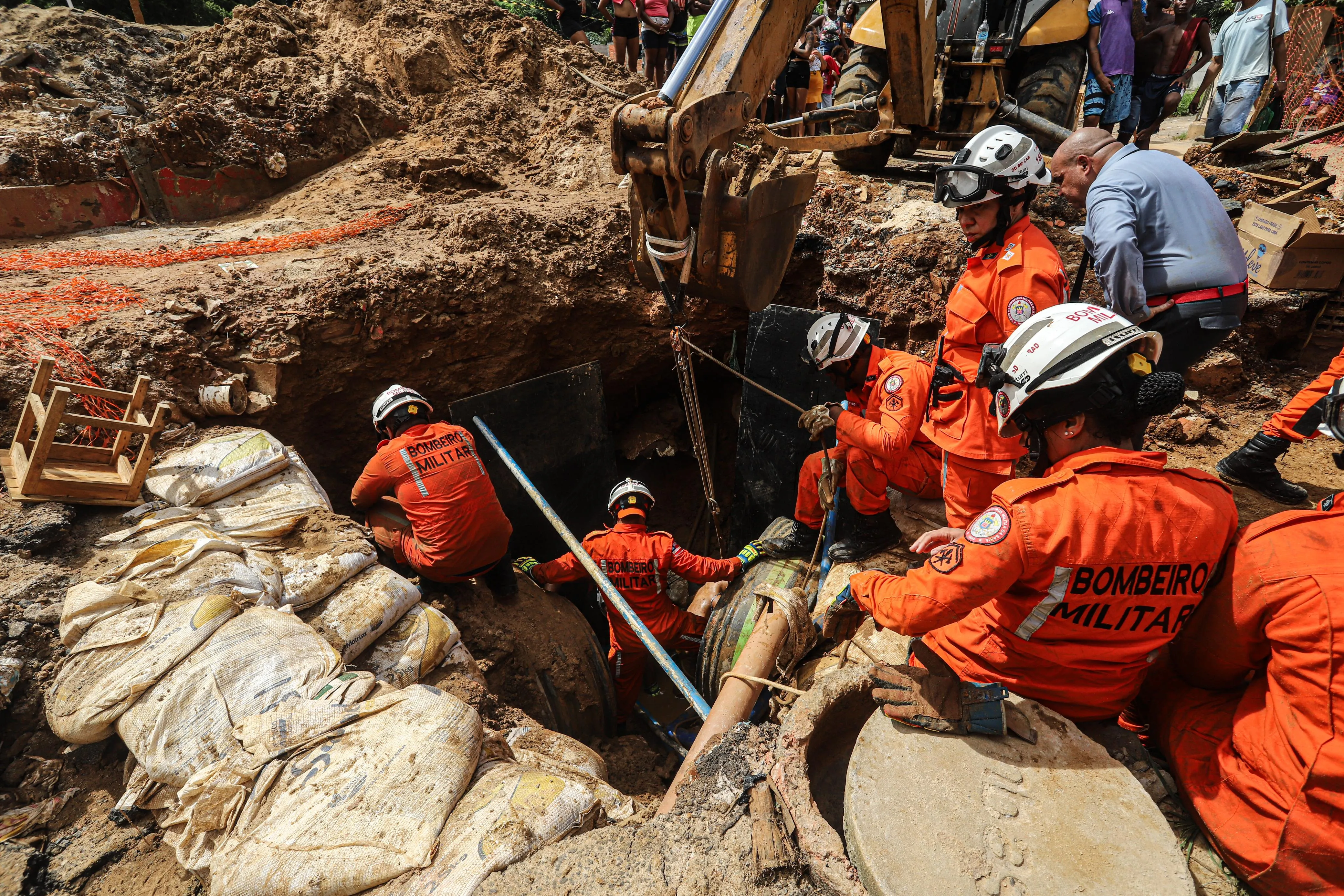Imagem ilustrativa da imagem Operário cai em tubulação de Pernambués e fica preso em rede de esgoto