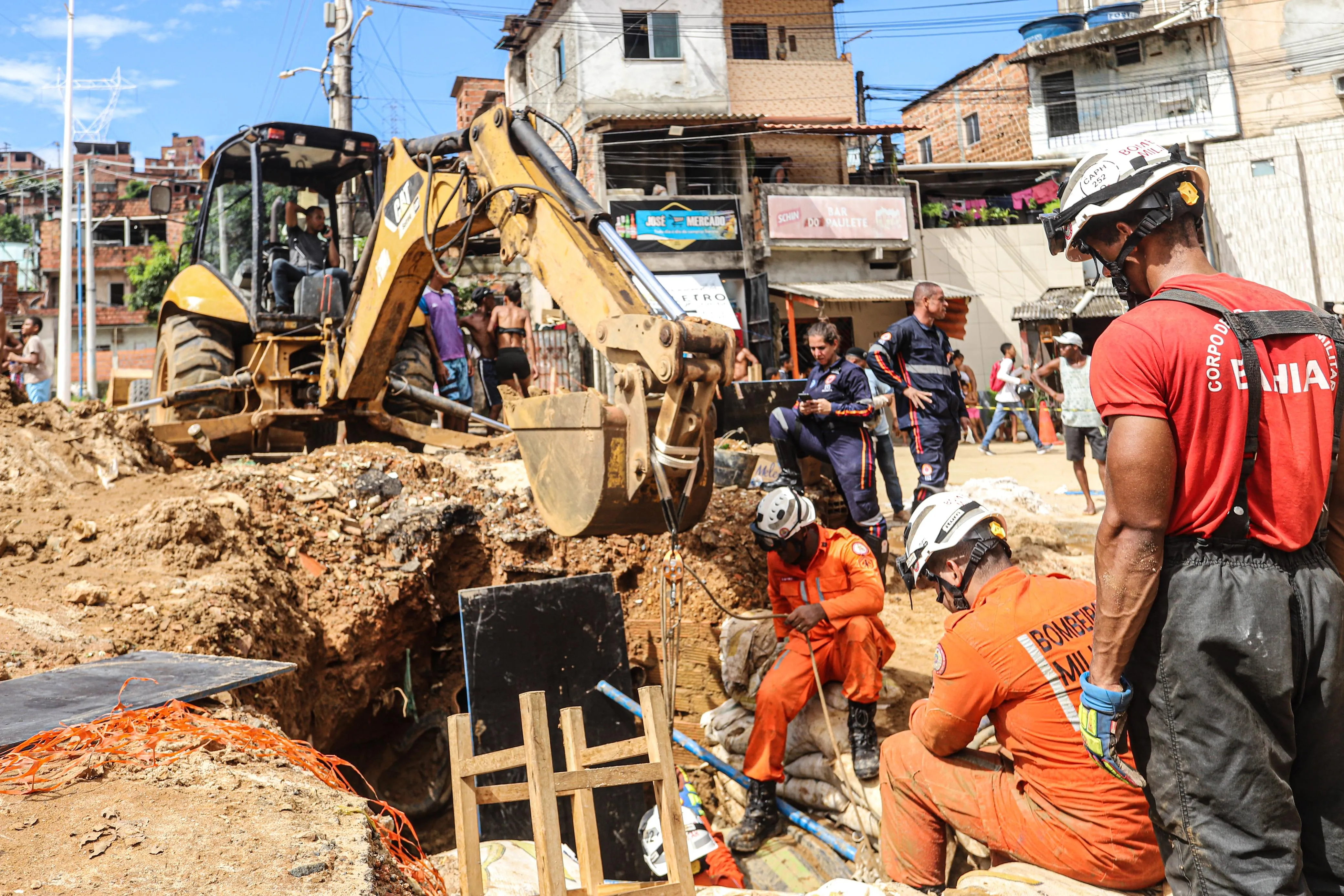 Imagem ilustrativa da imagem Operário cai em tubulação de Pernambués e fica preso em rede de esgoto
