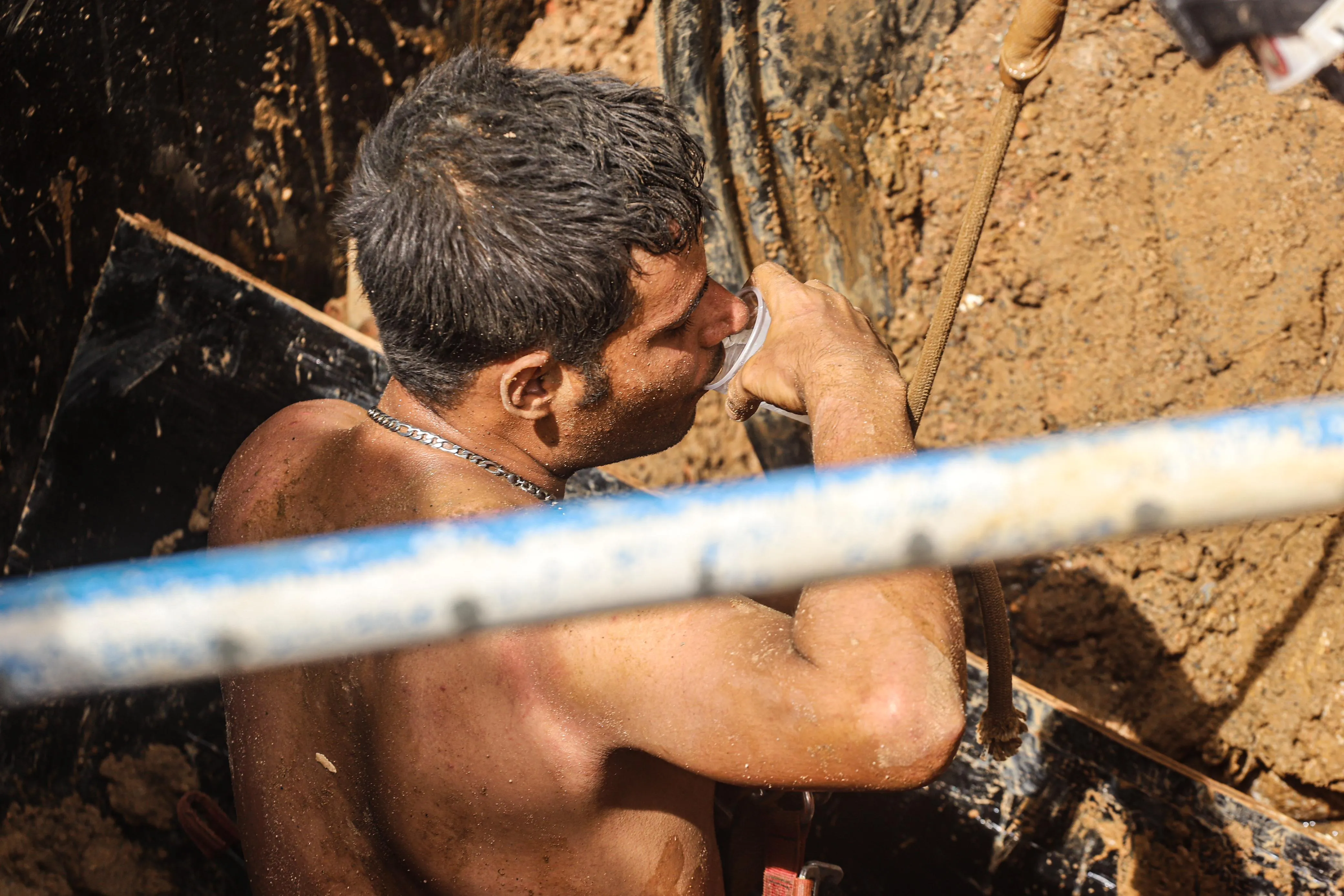 Imagem ilustrativa da imagem Operário cai em tubulação de Pernambués e fica preso em rede de esgoto