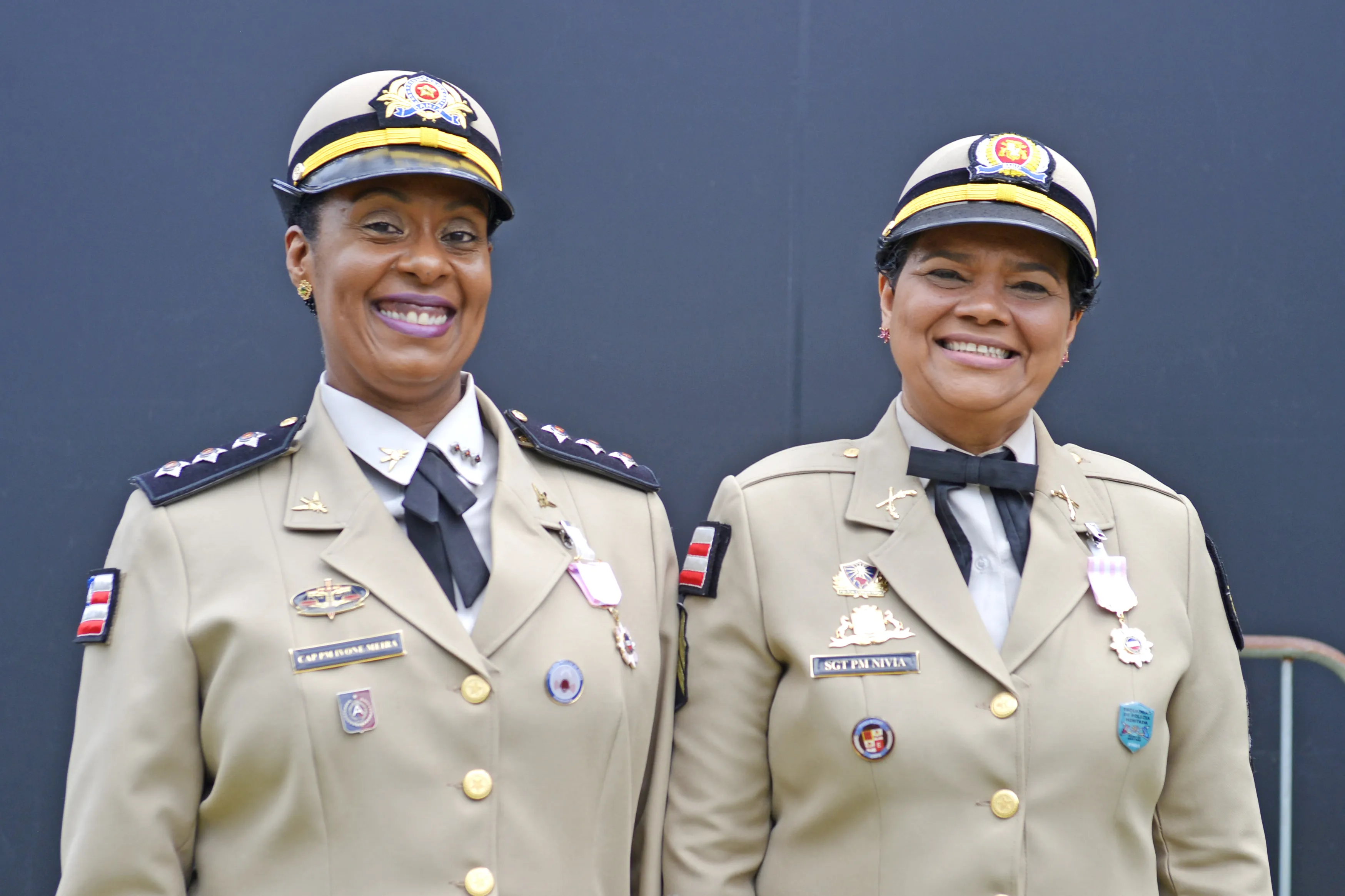 Cap PM Ivone Meira, ouvidora da PM Sgt PM Nivia Bonfim, da cavalaria de Feira de Santana, autoras do Livro 30  Anos Mulher PMBA
Foto: Shirley Stolze / Ag A TARDE
Data: 08/03/2024