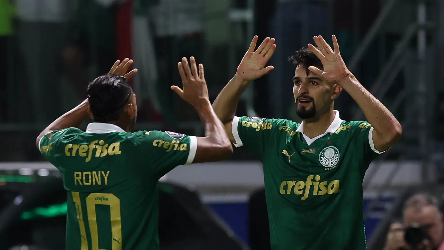 Rony e Flaco López durante a partida