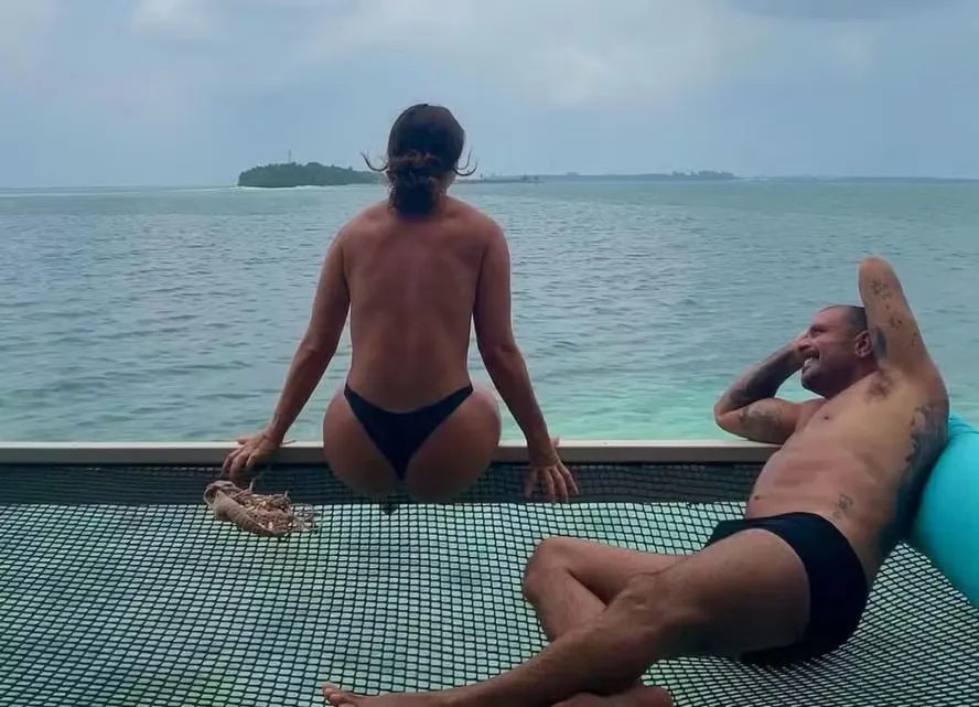 Paolla faz topless nas Maldivas