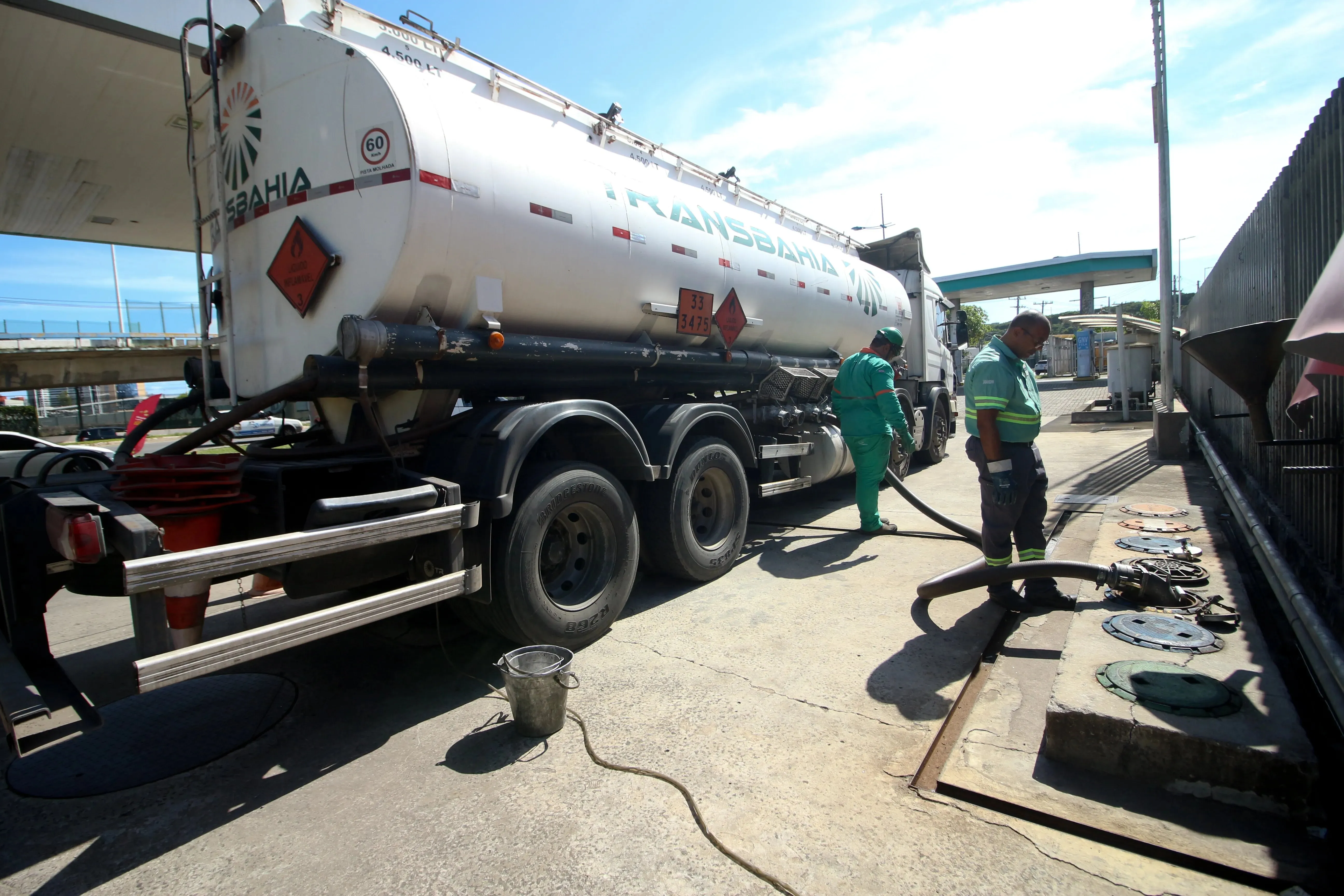 Reabastecimento de gasolina no posto Mataripe localizado próximo à Rodoviária de Salvador