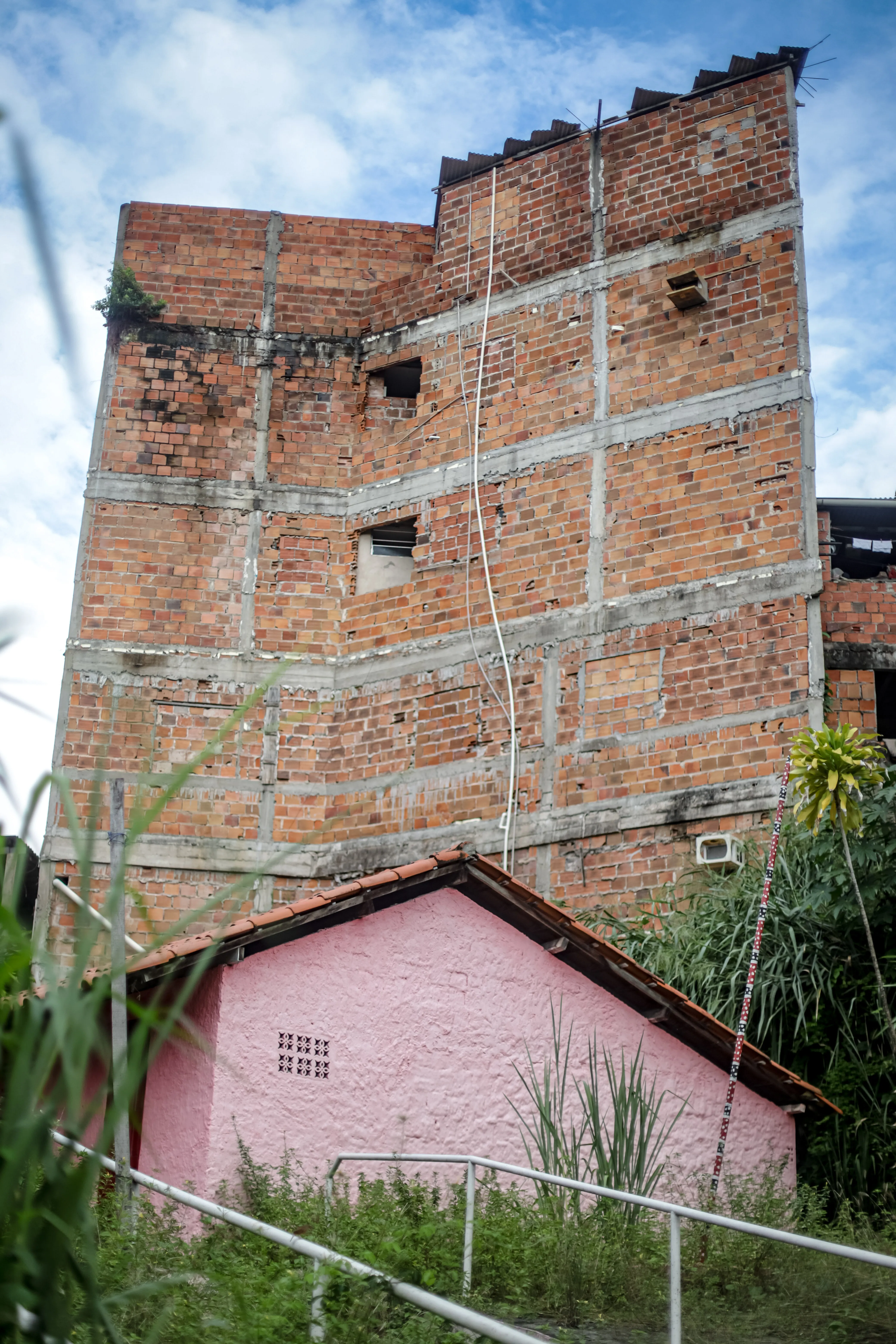 Prédio situado no bairro do Engenho Velho da Federação que ameaça o Terreiro Casa Branca (Ilê Axé Iyá Nassô Oká)