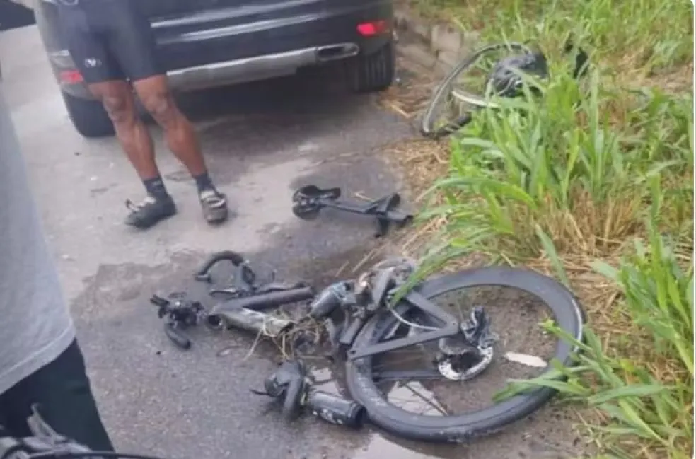 Bike de Phillipe ficou destruída após acidente