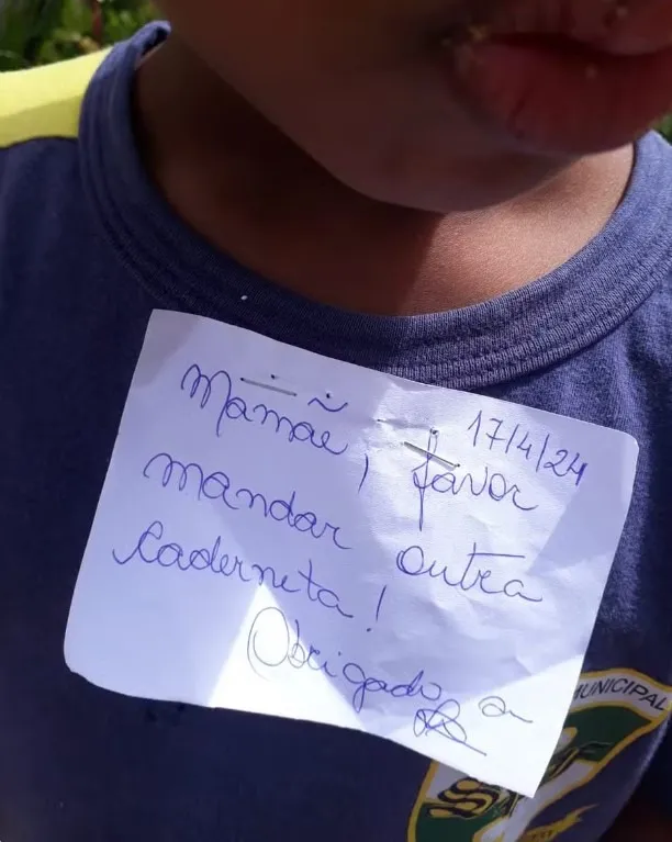 Mãe explica que criança ficou horas na escola com bilhete pendurado