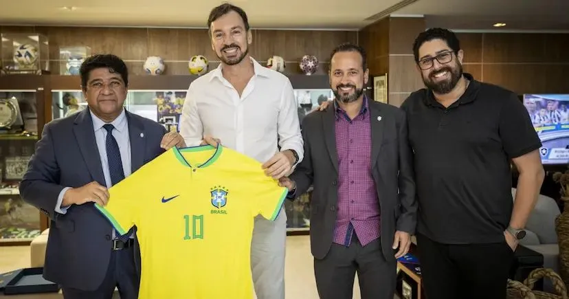 Presidente do Bahia recebe camisa da Seleção Brasileira
