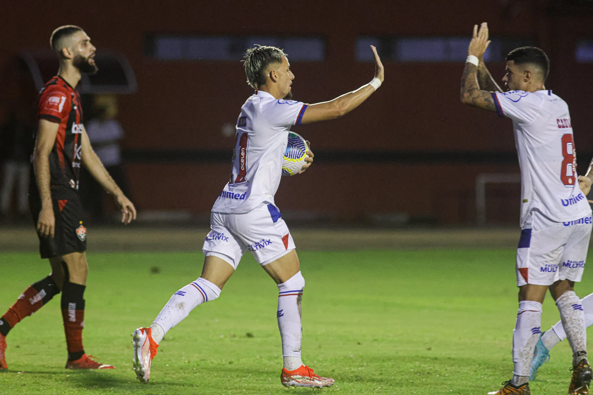 Biel marcou o primeiro gol do Bahia contra o Vitória