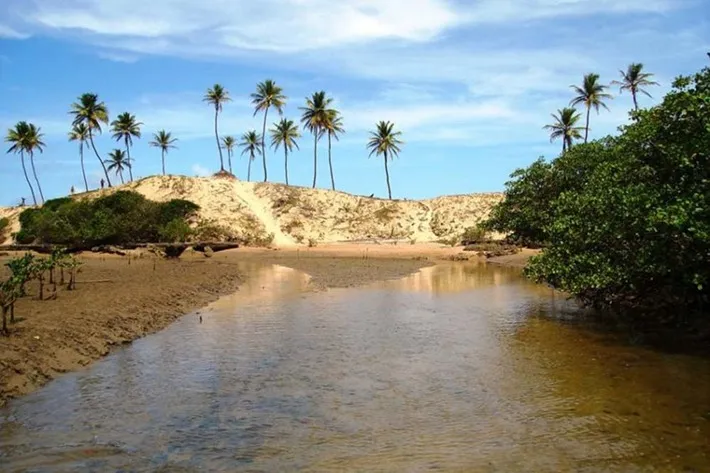 A região é conhecida por misturar dunas com mar