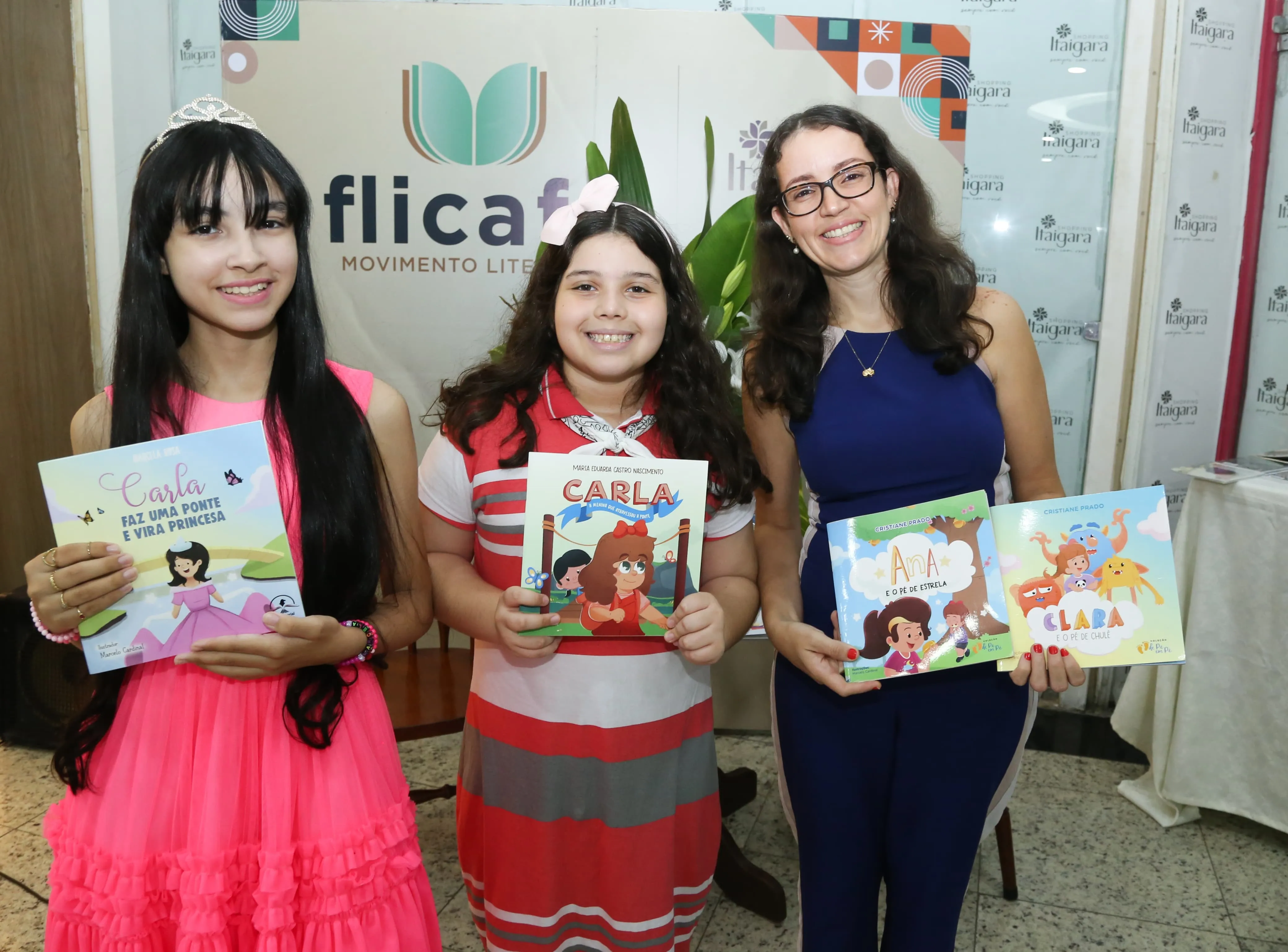 Marcela rosa,14 anos, escritora do livro: Carla faz uma ponte e vira princesa: Maria Eduarda Castro Nascimento, escreveu o livro: Carla, a menina que atravessou a ponte e 
Cristiane Prado, escritoras (esquerda para direita)