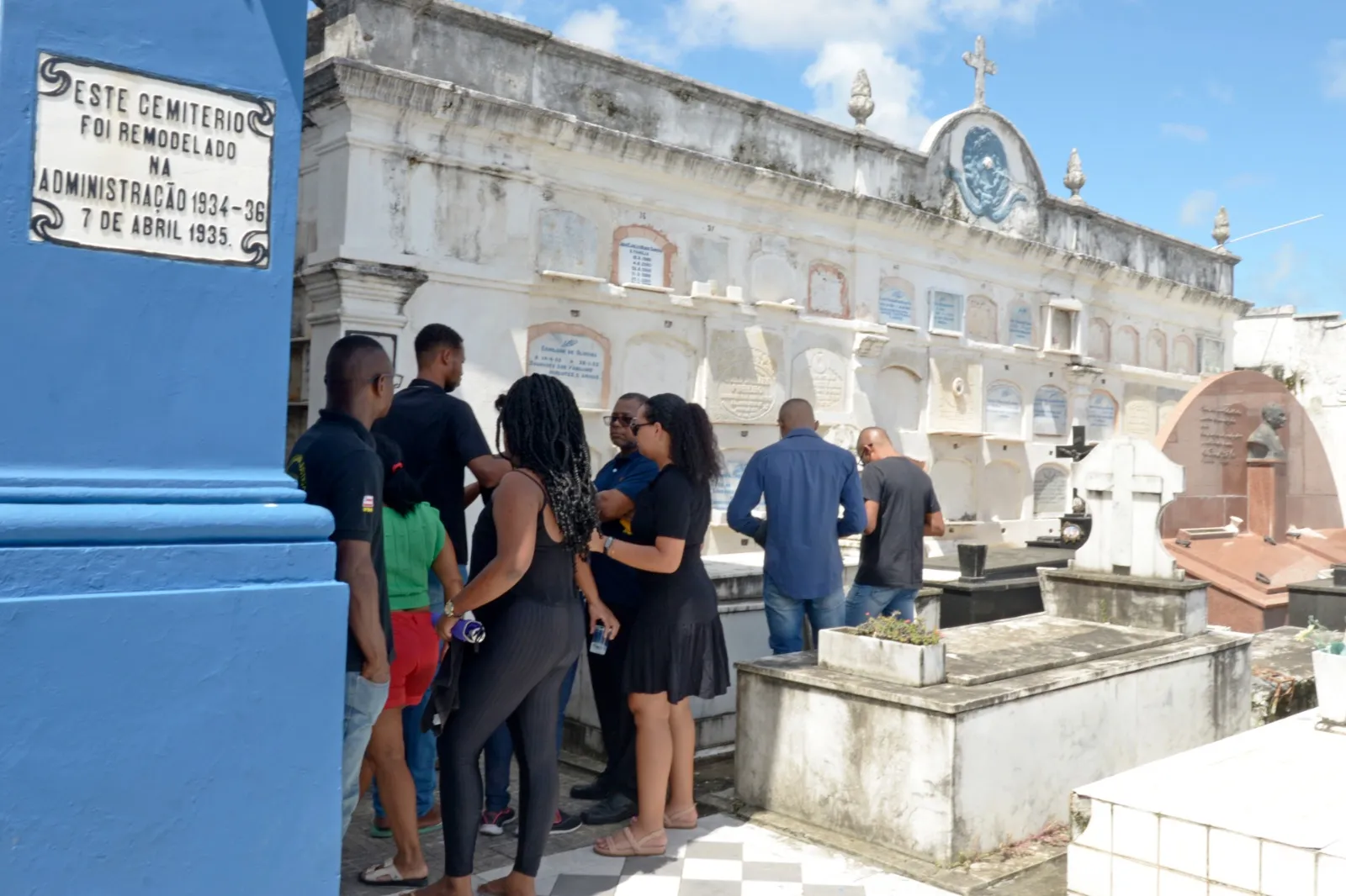 Corpo do garçom foi sepultado na manhã desta sexta-feira (12), na Baixa de Quintas, em Salvador