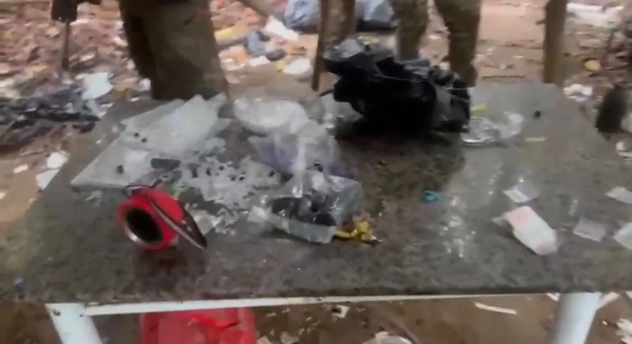 Imagem ilustrativa da imagem TV, mesas, colchões e frigobar: polícia acha acampamento em Valéria