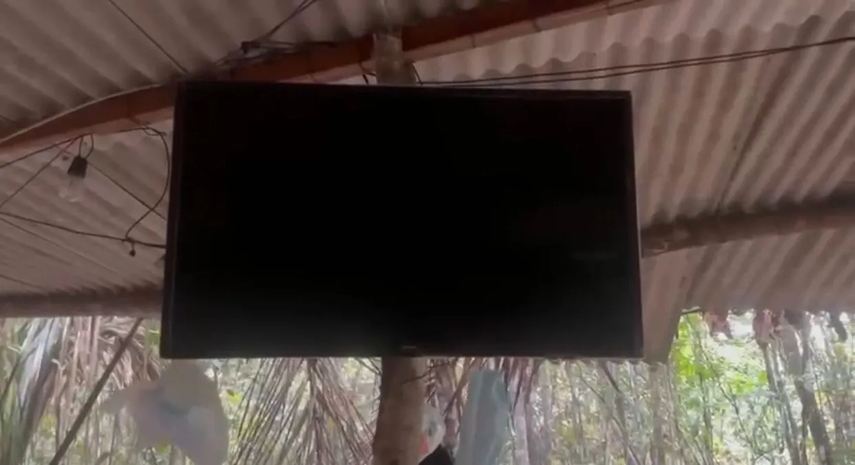 Imagem ilustrativa da imagem TV, mesas, colchões e frigobar: polícia acha acampamento em Valéria