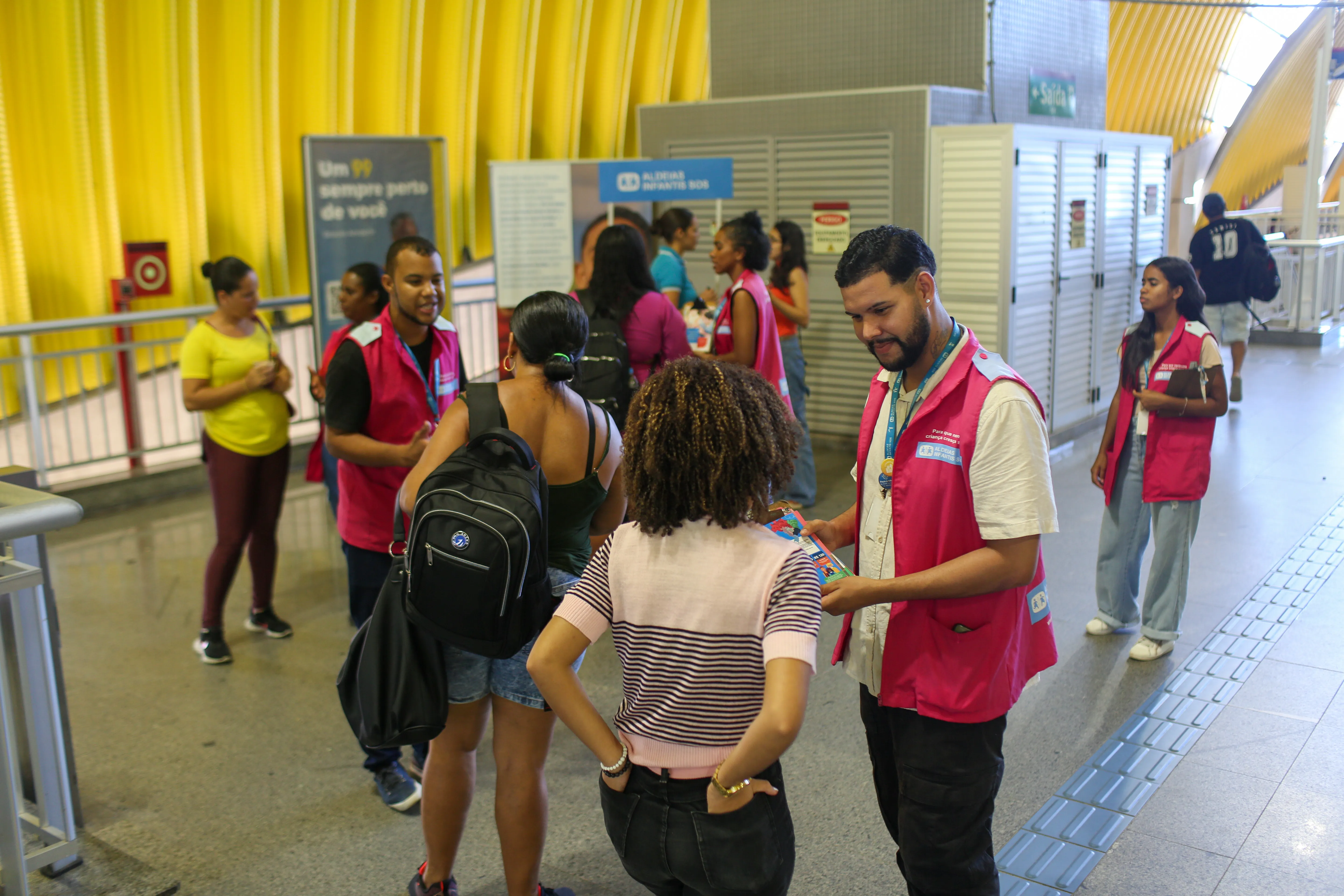 A organização Aldeias Infantis SOS está promove uma campanha de conscientização sobre cuidados com a infância e juventude em estandes montados nas estações de metrô de Salvador