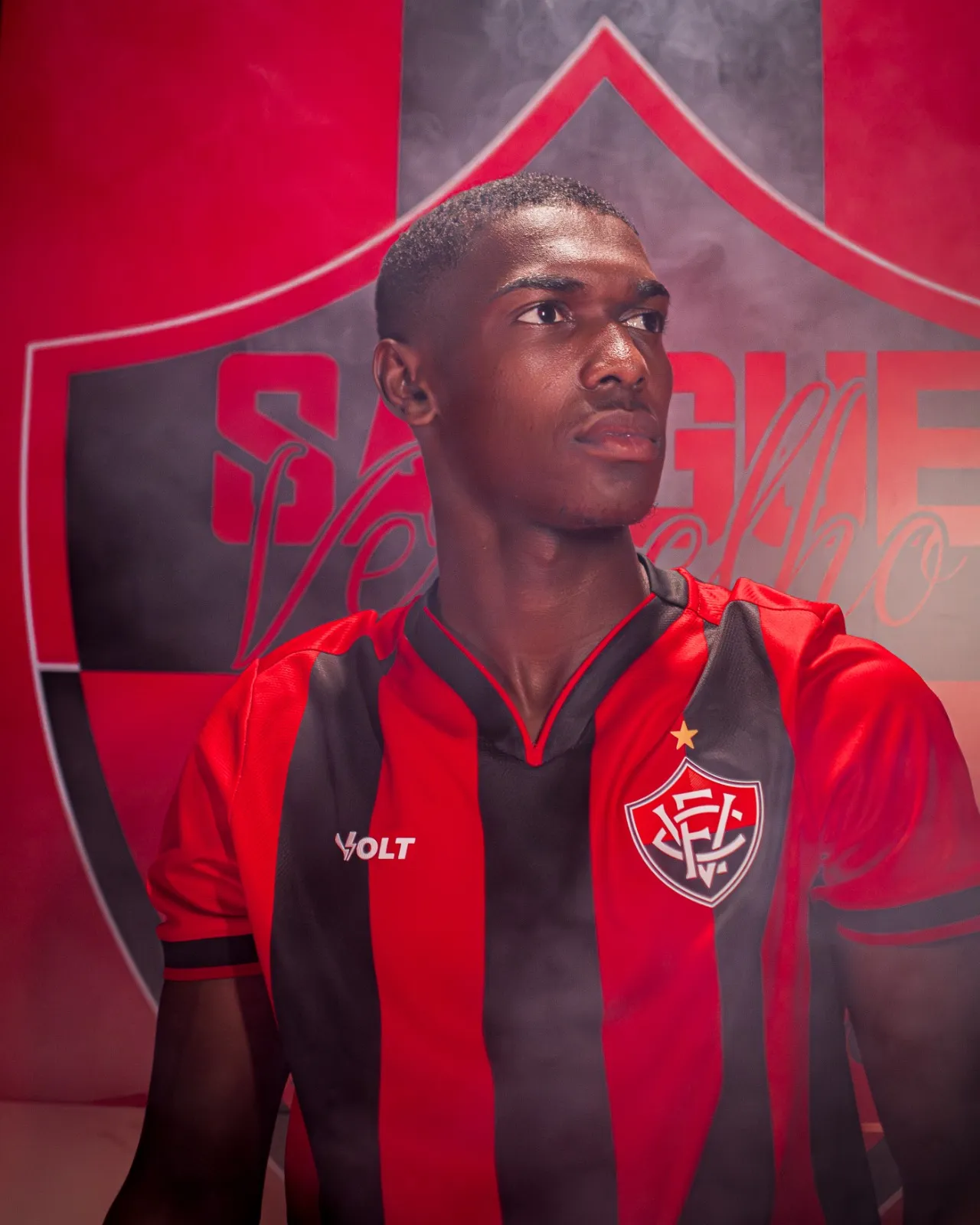 Imagem ilustrativa da imagem Vitória divulga nova camisa rubro-negra pra temporada 2024; veja fotos