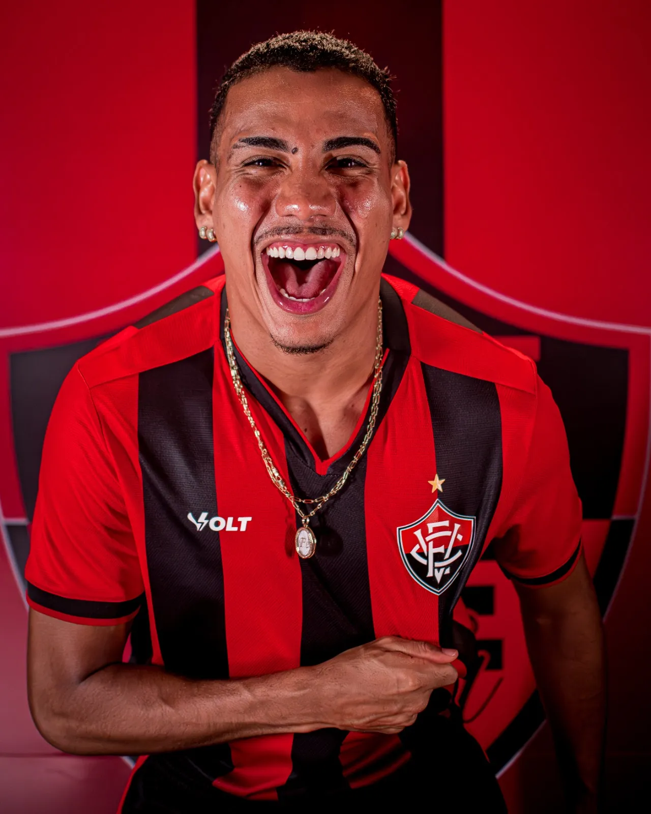 Imagem ilustrativa da imagem Vitória divulga nova camisa rubro-negra pra temporada 2024; veja fotos