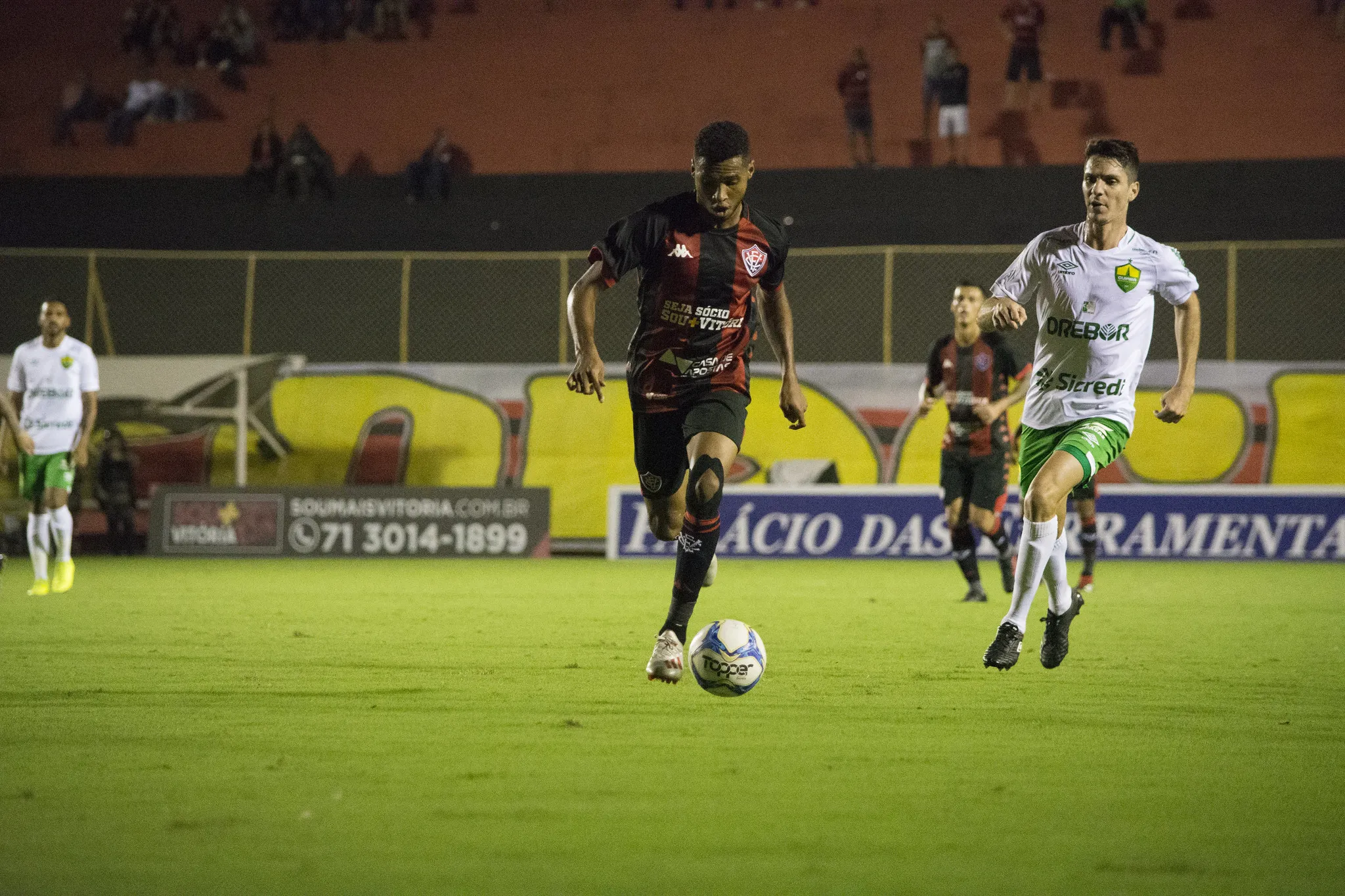 Wesley conduz bola em Vitória x Cuiabá na Série B de 2019