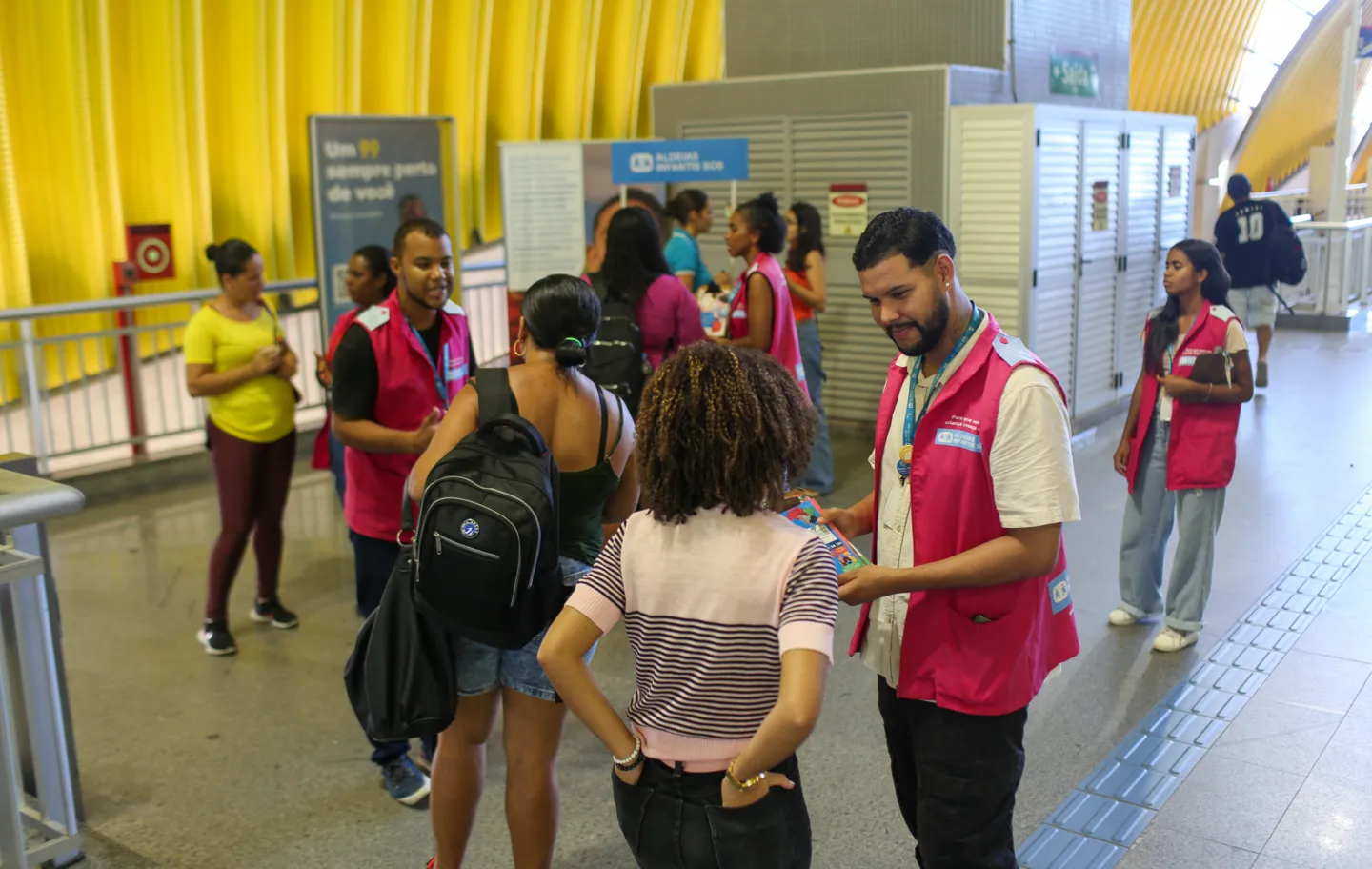 A organização Aldeias Infantis SOS está promove uma campanha de conscientização sobre cuidados com a infância e juventude em estandes montados nas estações de metrô de Salvador