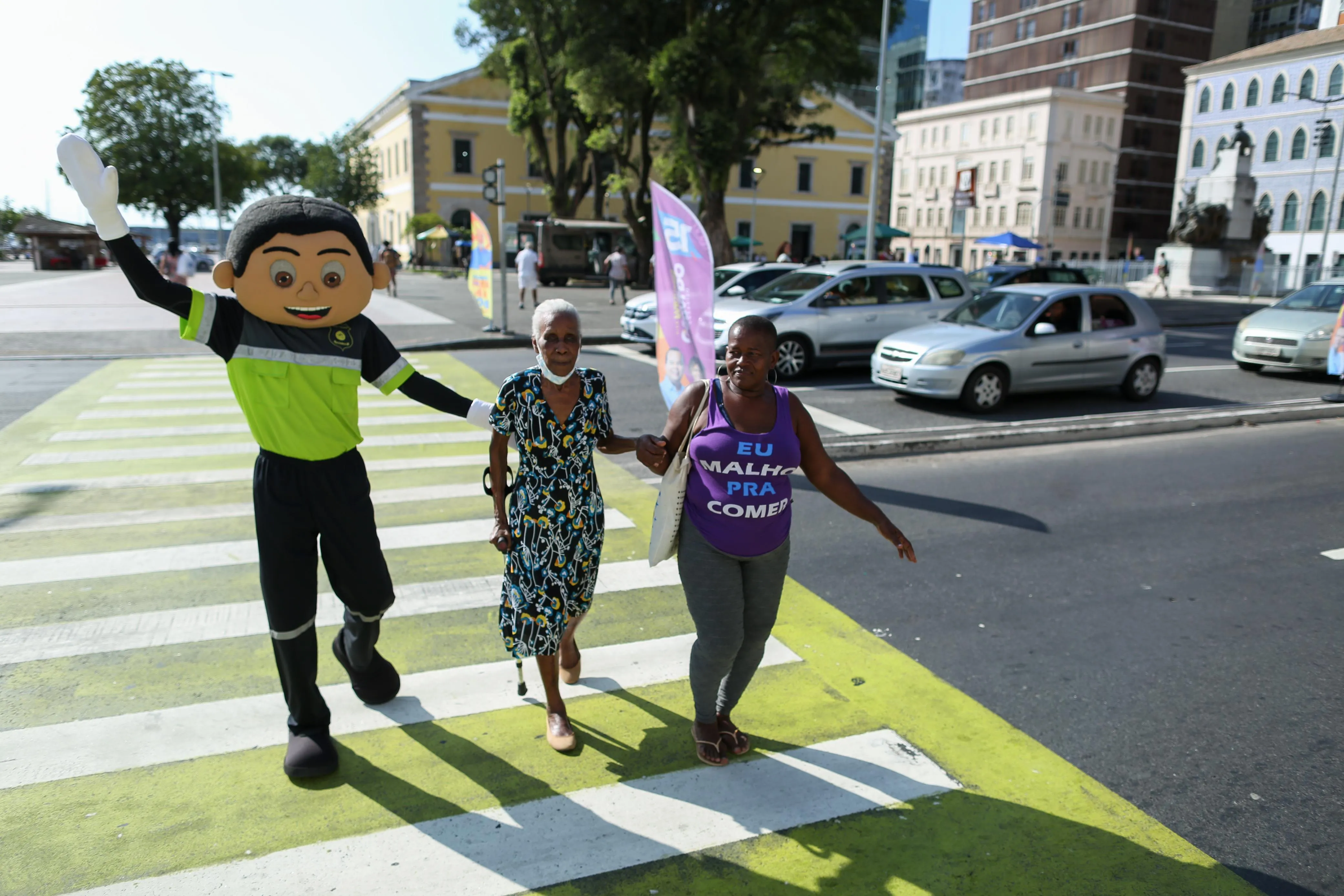 Imagem ilustrativa da imagem Agente de trânsito incorpora personagem e distribui simpatia em Salvador
