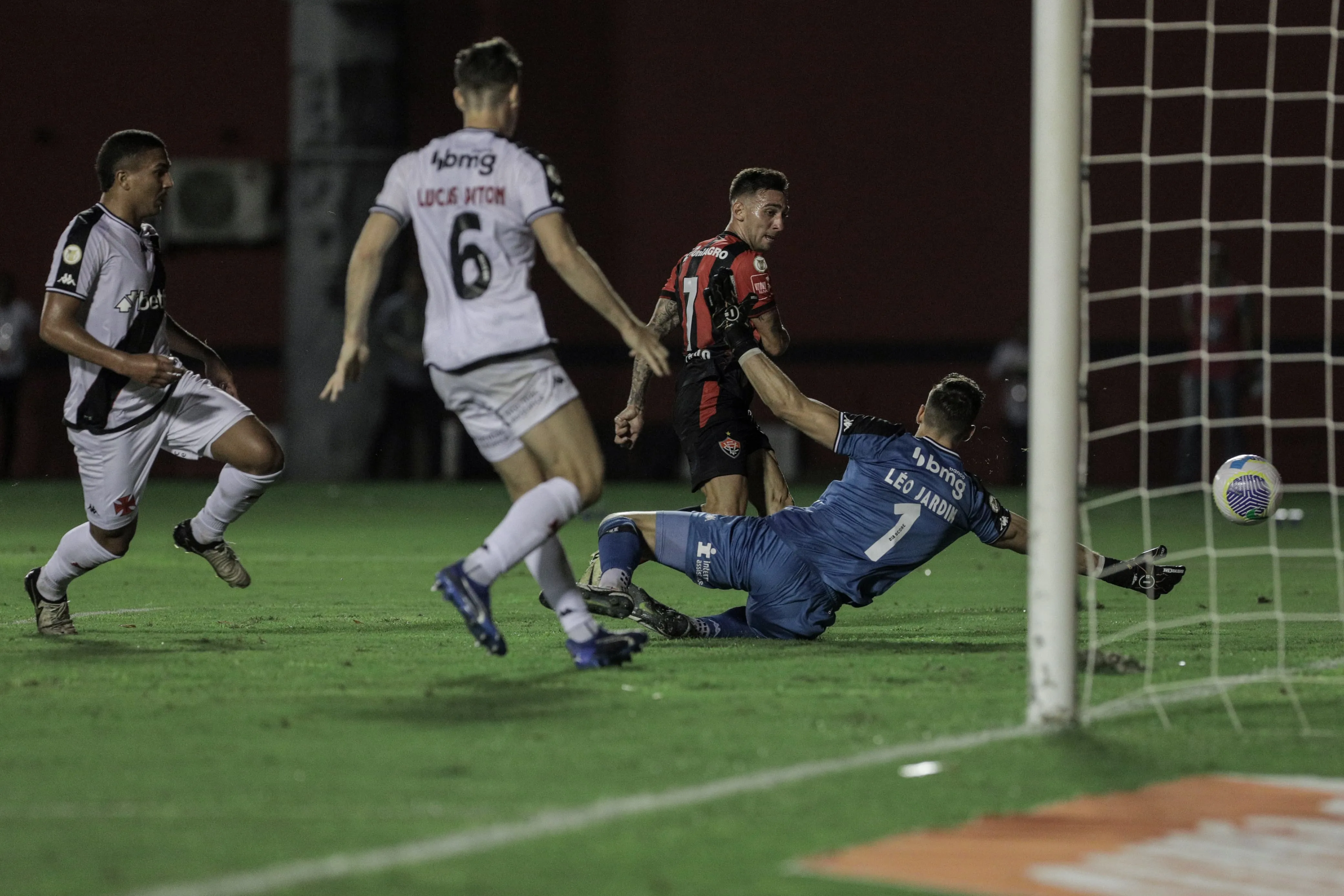 Gustavo Mosquito perdeu chance incrível no fim do jogo para o Leão