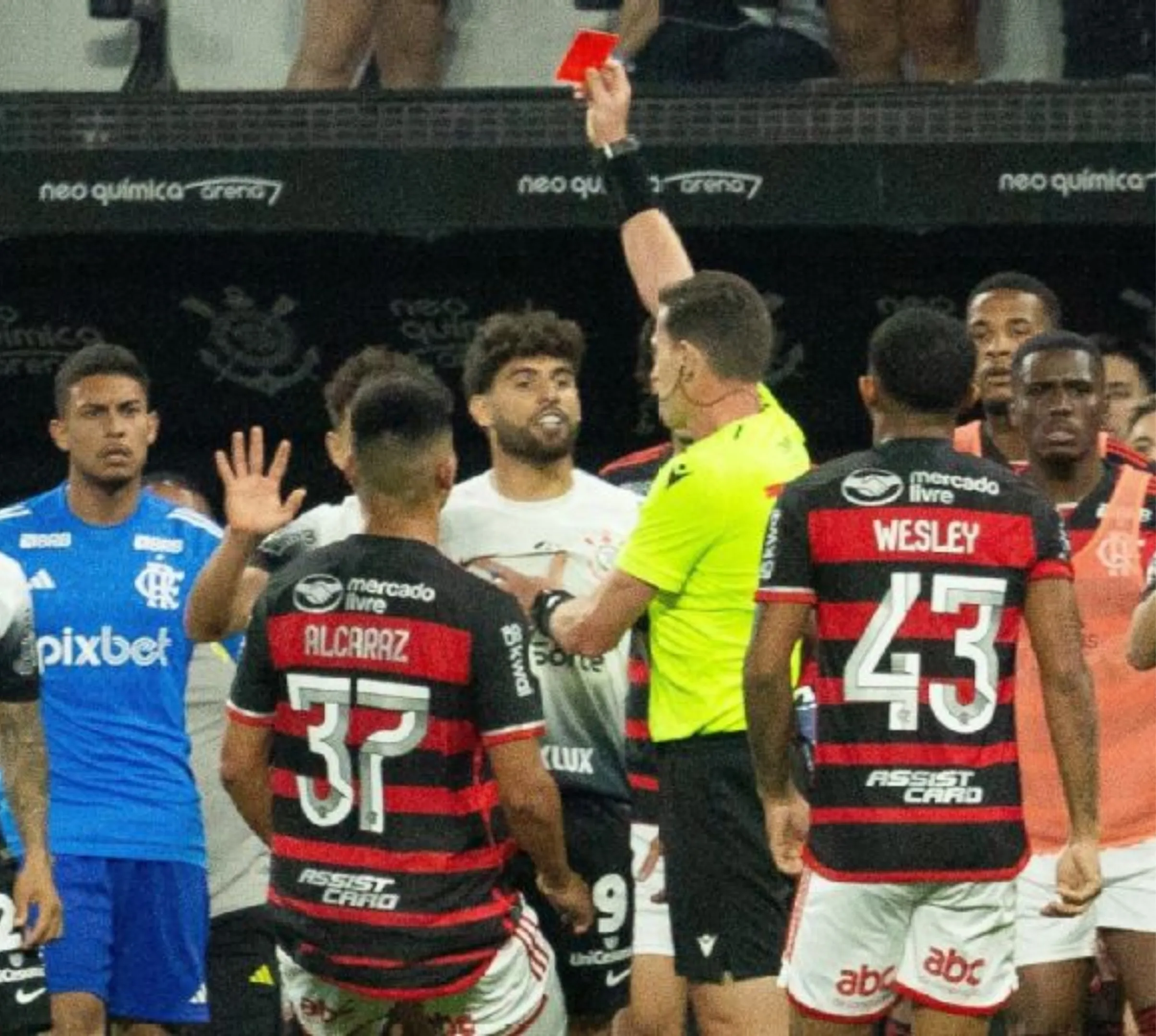 Jogadores trocaram empurrões para todos os lados e o juiz expulsou três