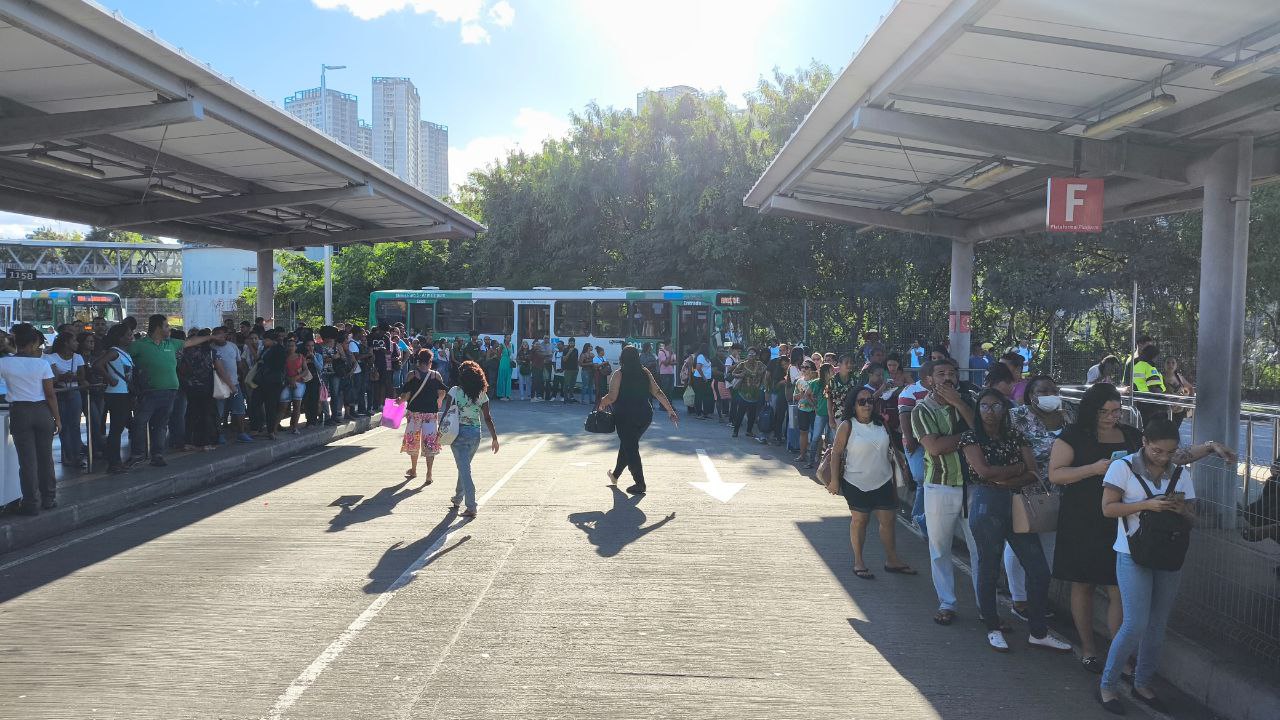 Fila fica gigante na estação Acesso Norte