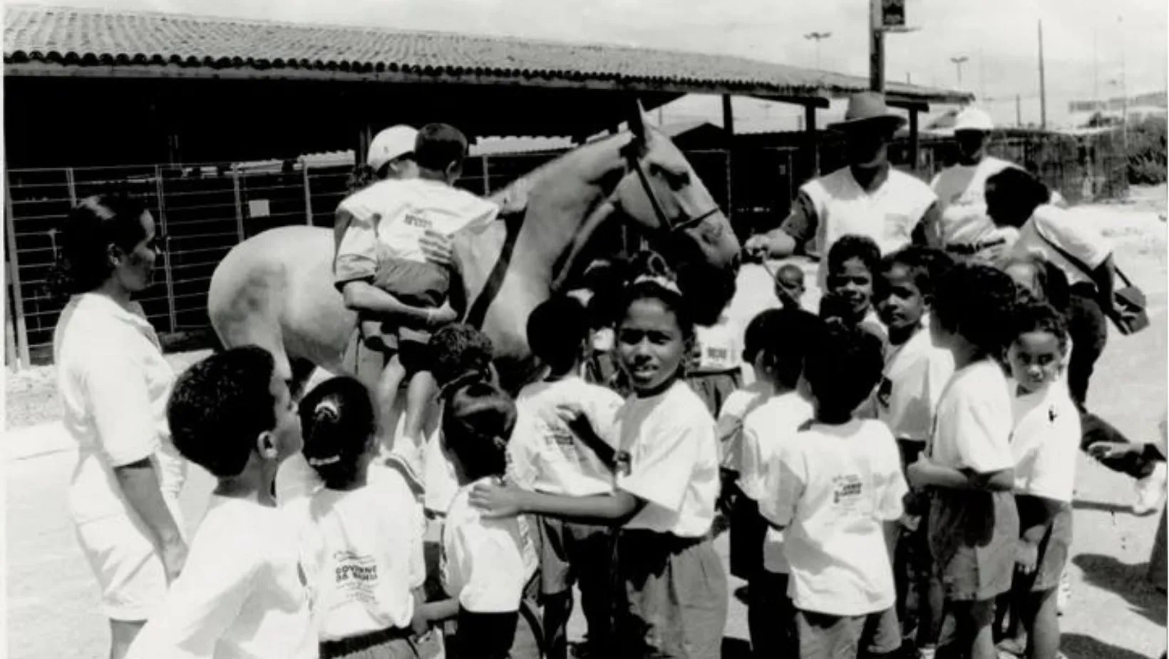 Passeios a cavalo e equoterapia também já foram oferecidos