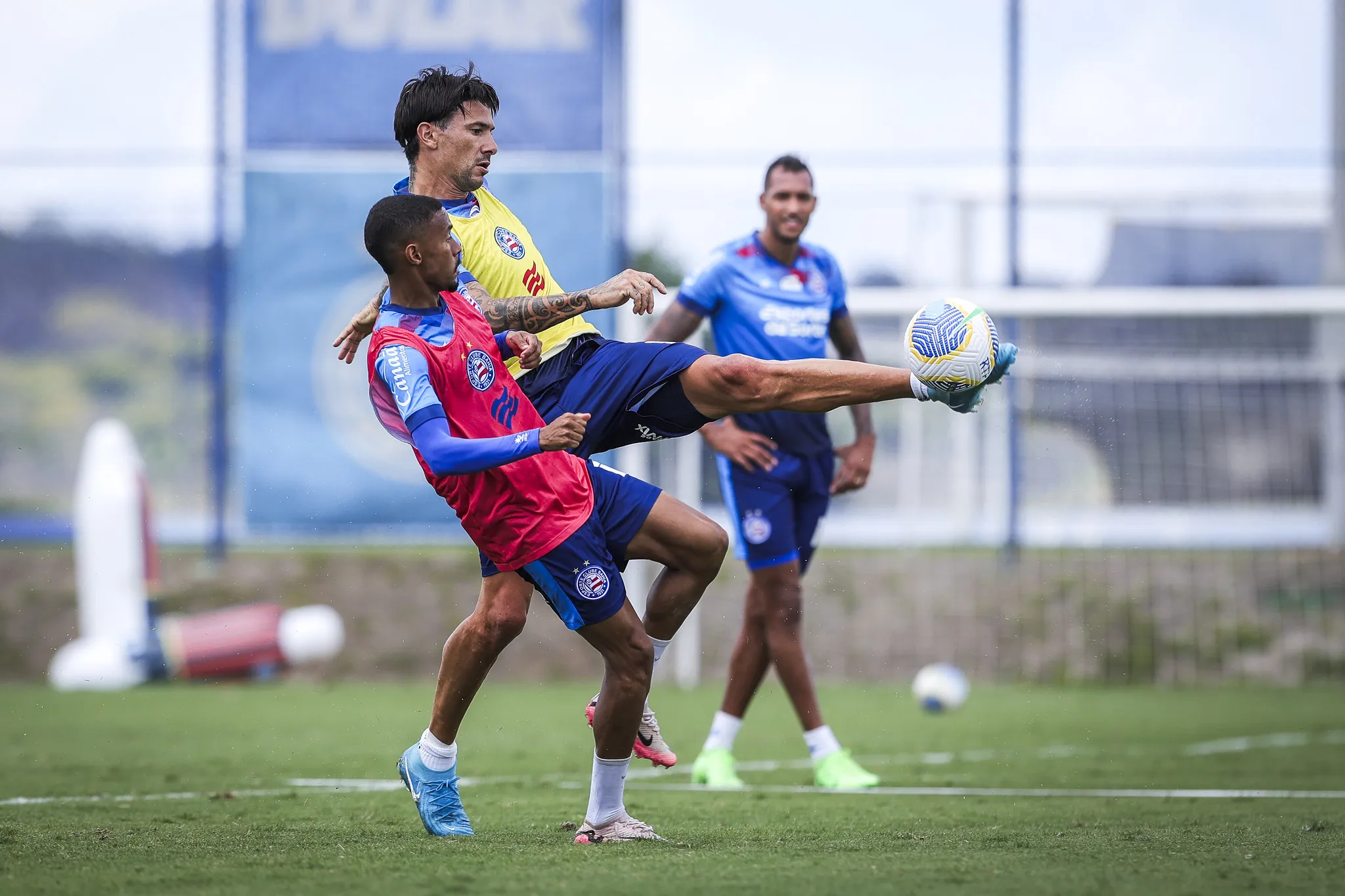 Cuesta deve ocupar a vaga de Kanu no time titular contra o Fortaleza