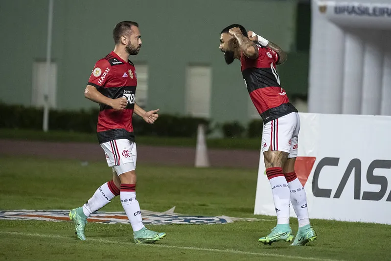 Éverton Ribeiro, ainda na época de Flamengo, celebra gol de Gabriel contra o Bahia