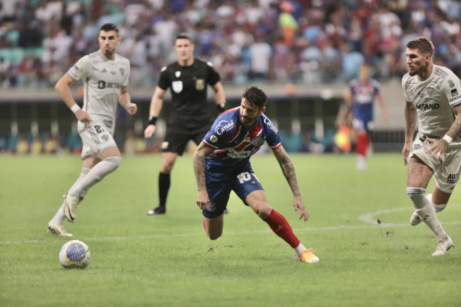 Esquadrão supera o Atlético-MG na Fonte Nova