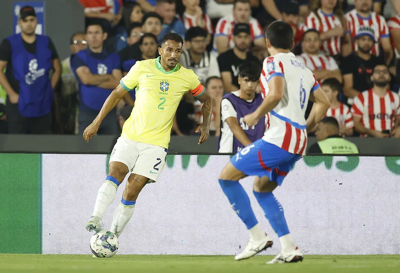 Danilo com a bola dominada de frente para Junior Alonso