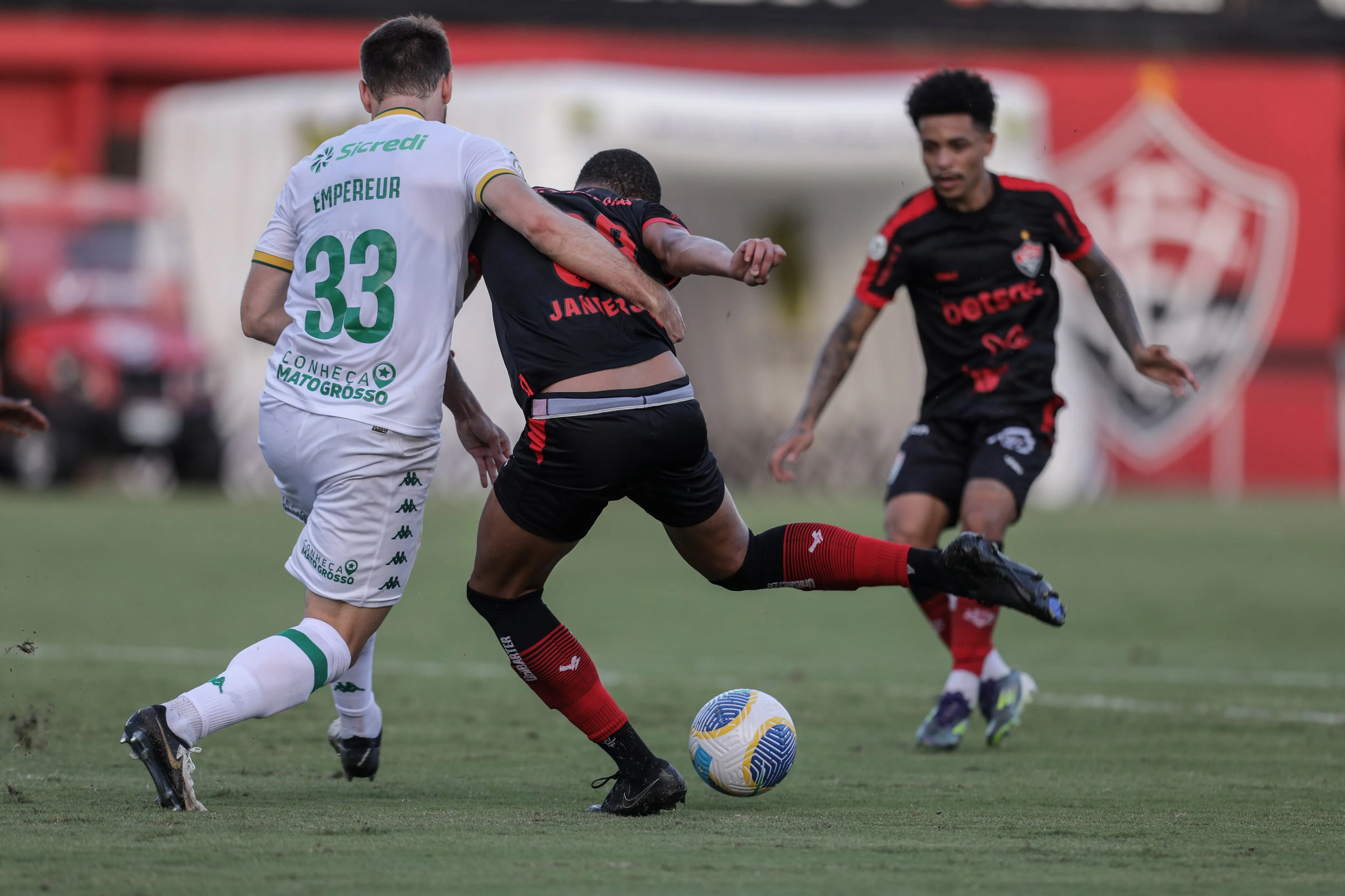 Vitória é superior ao Cuiabá e larga à frente para se distanciar da zona de rebaixamento