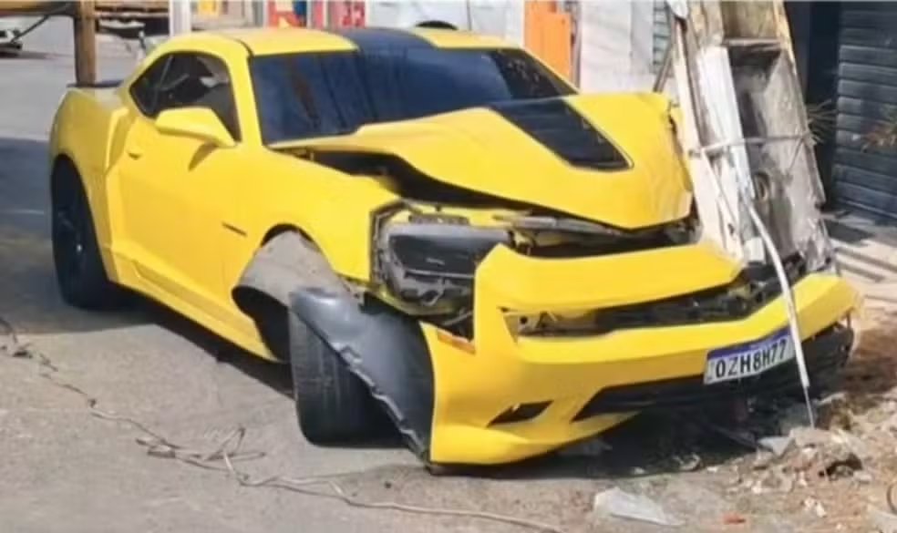 Carro ficou destruído