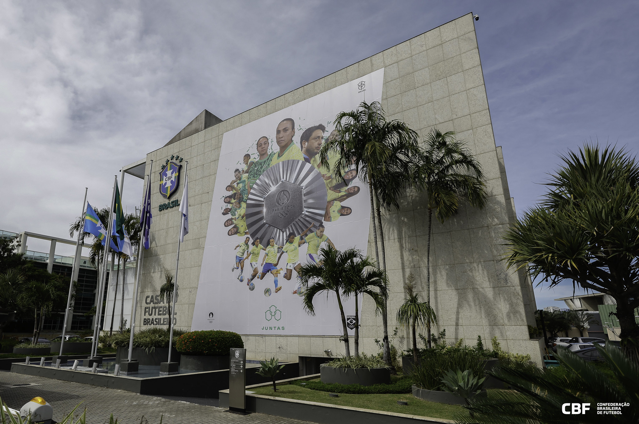 Homenagem à campanha do Brasil na frente da sede da CBF