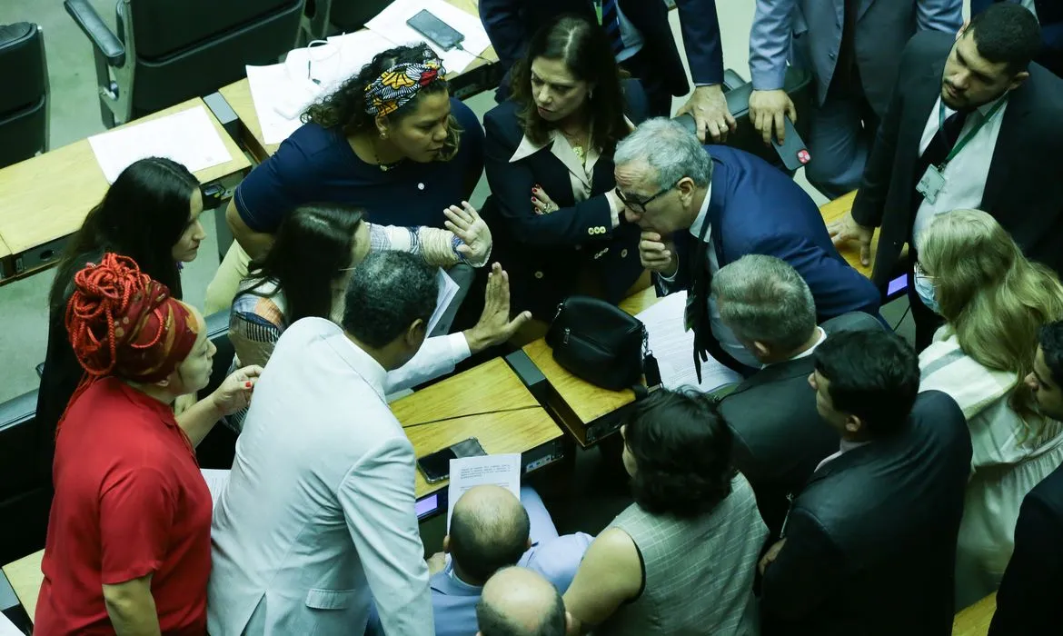 Imagem ilustrativa da imagem Câmara aprova PEC que perdoa multas e cotas de partidos